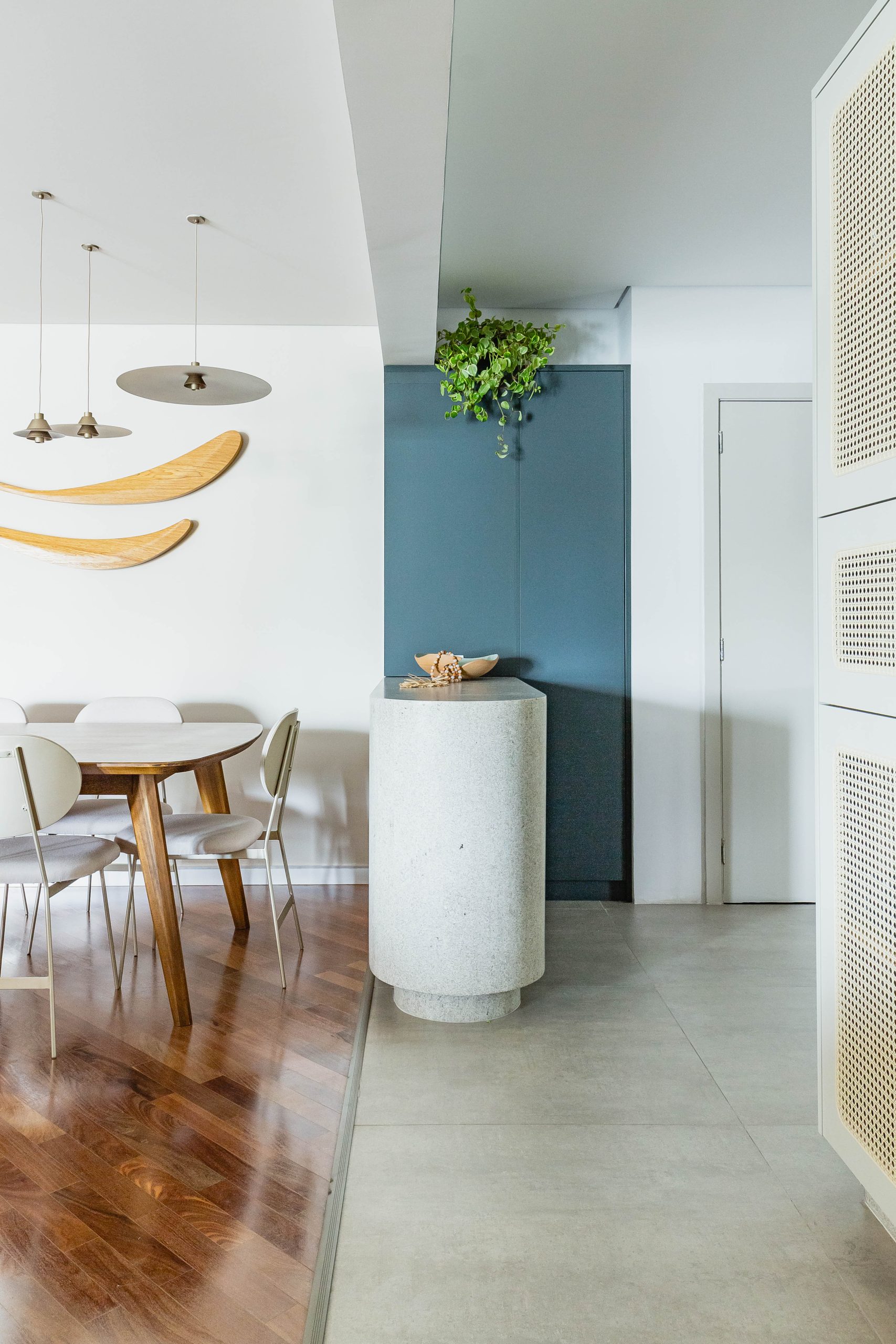 Cozinha Azul com Off White - Detalhe que faz a diferença na bancada de refeições