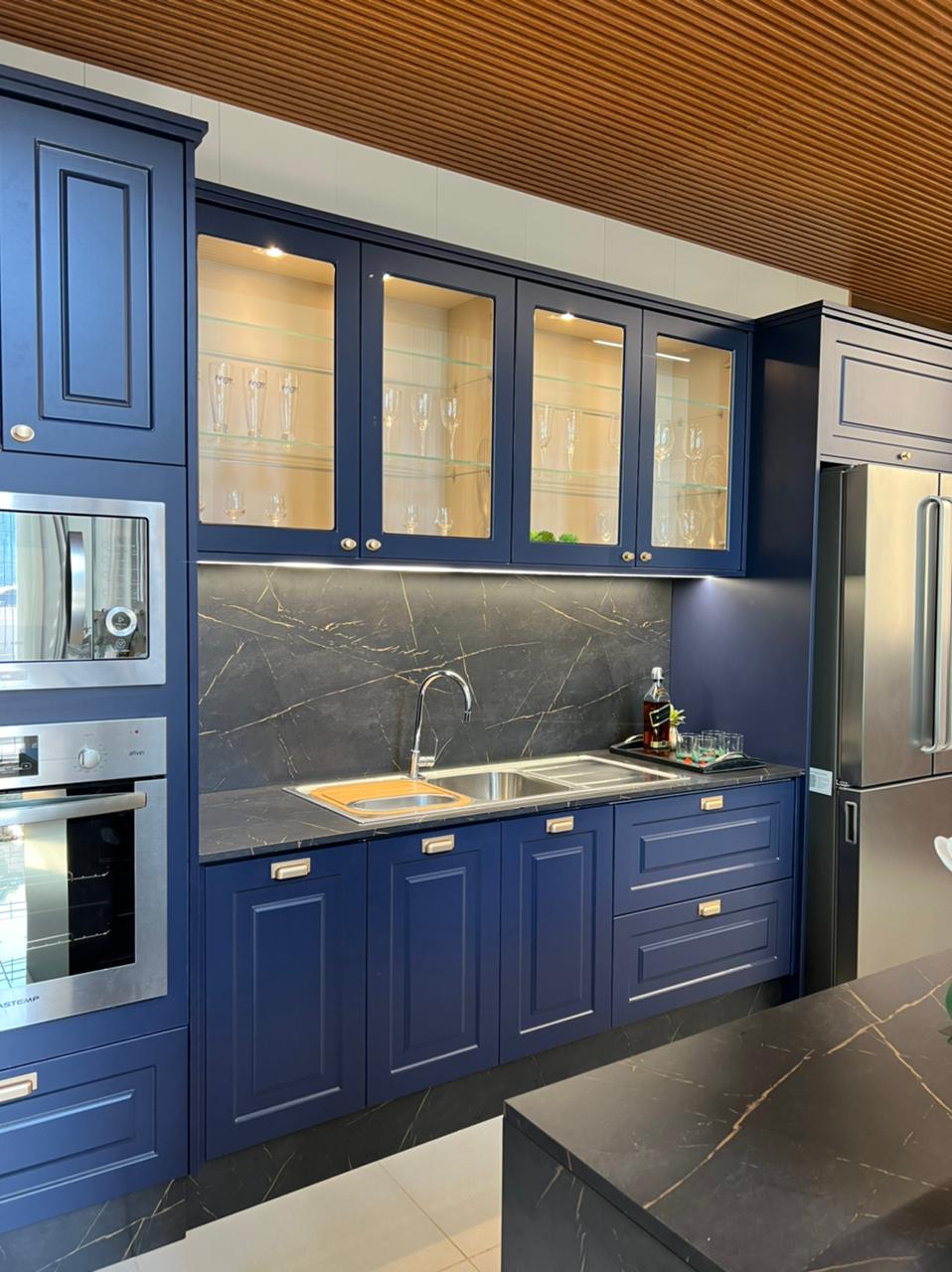 Cozinha Provençal Azul Bic com Freijó