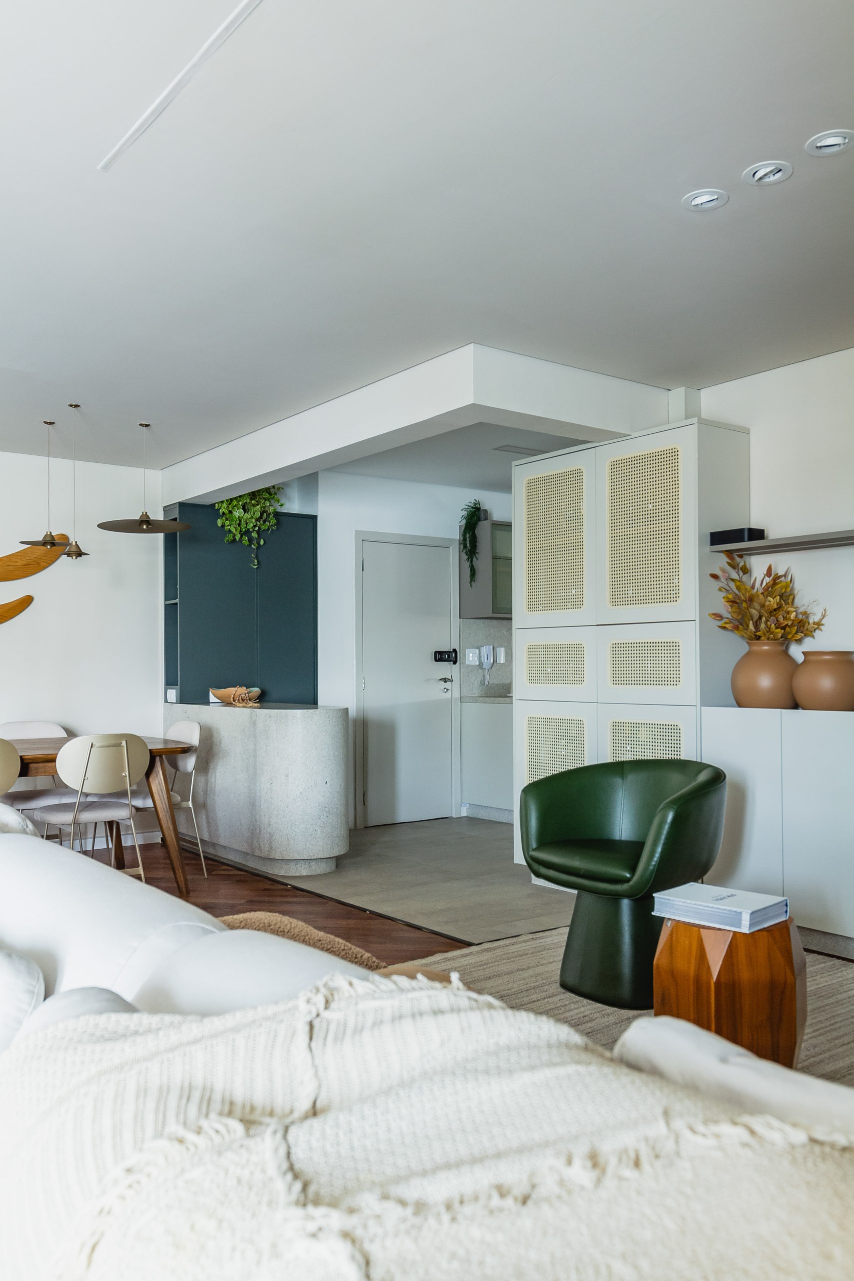 Cozinha Azul com Off White - Detalhe que faz a diferença na bancada de refeições