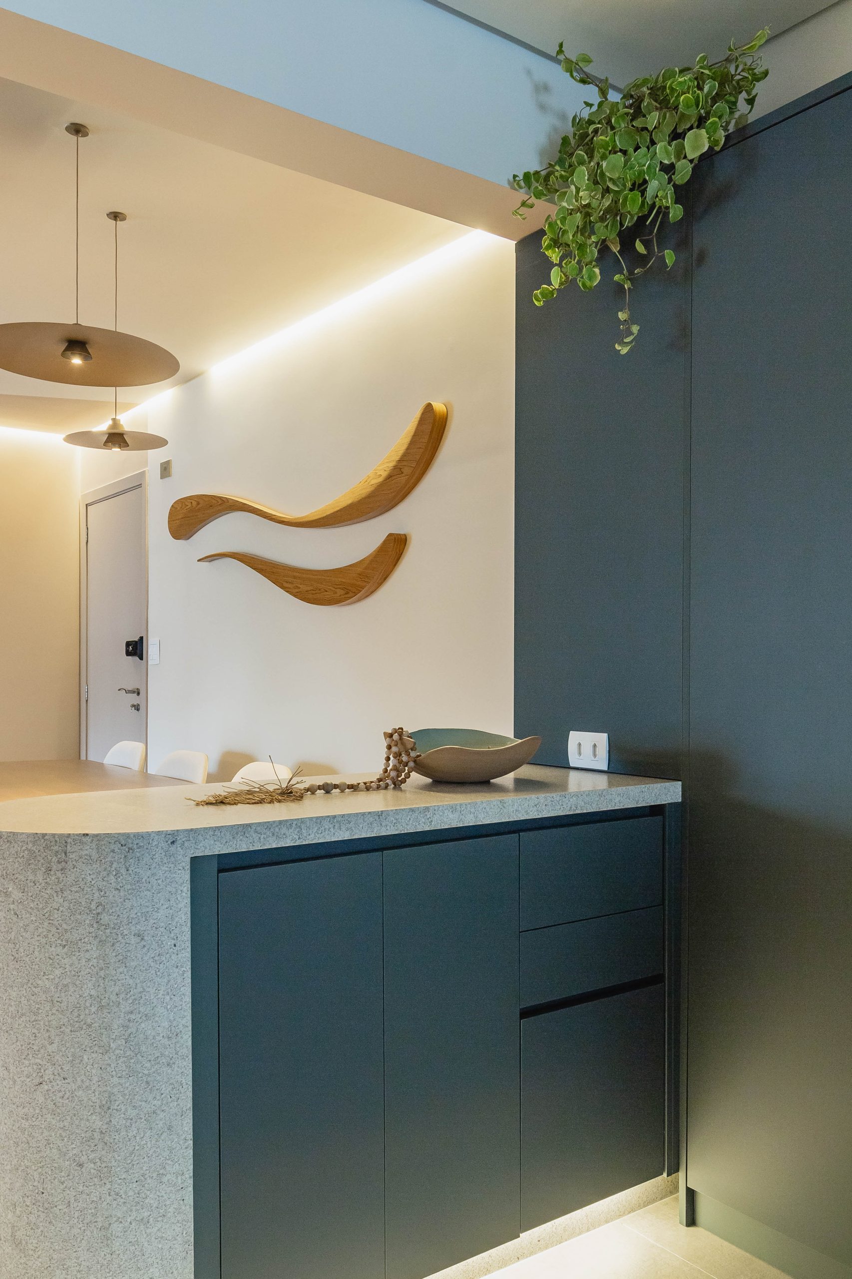 Cozinha Azul com Off White - Detalhe que faz a diferença na bancada de refeições