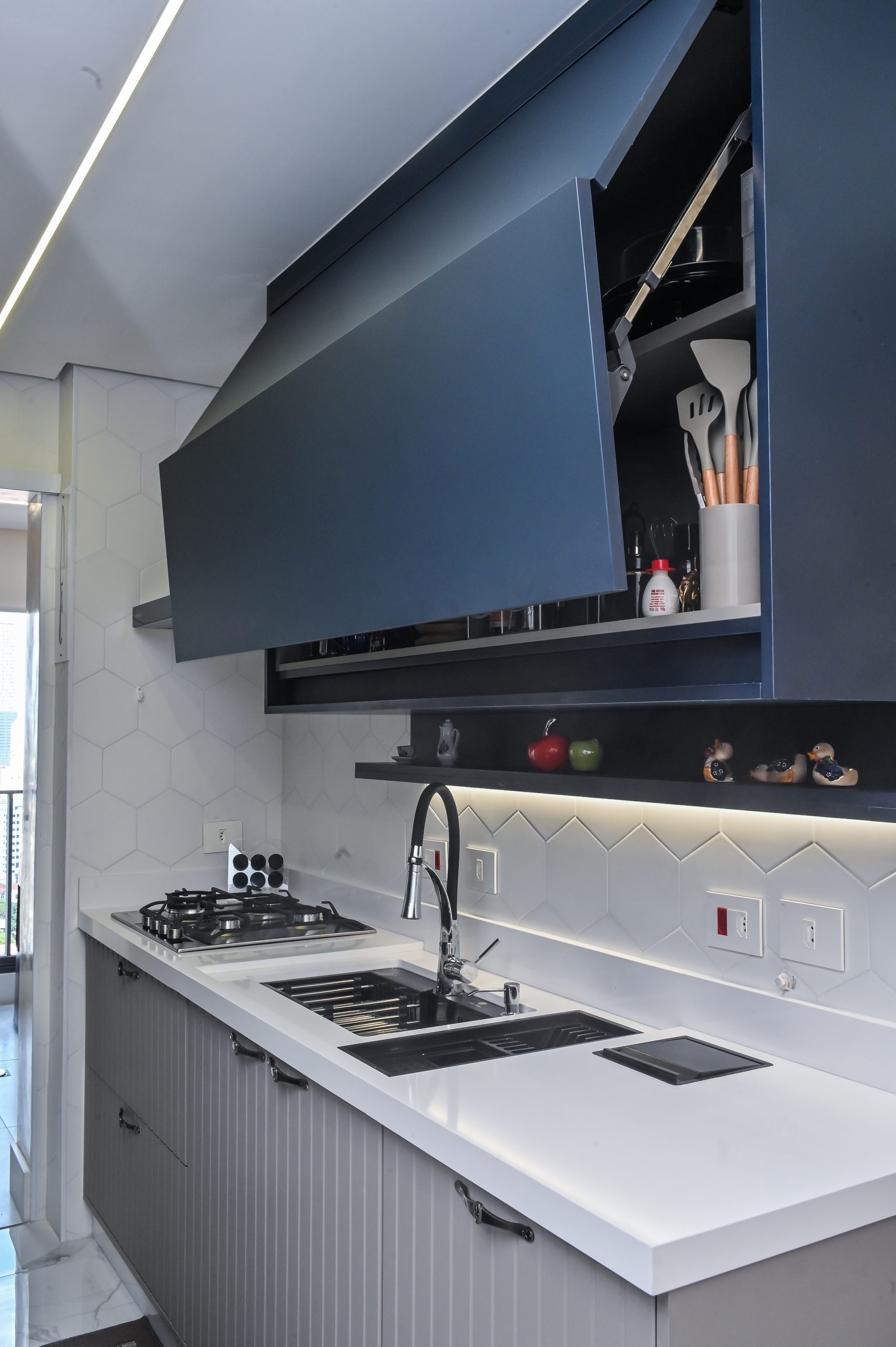 Cozinha Azul Escuro com detalhe latão no mobiliário