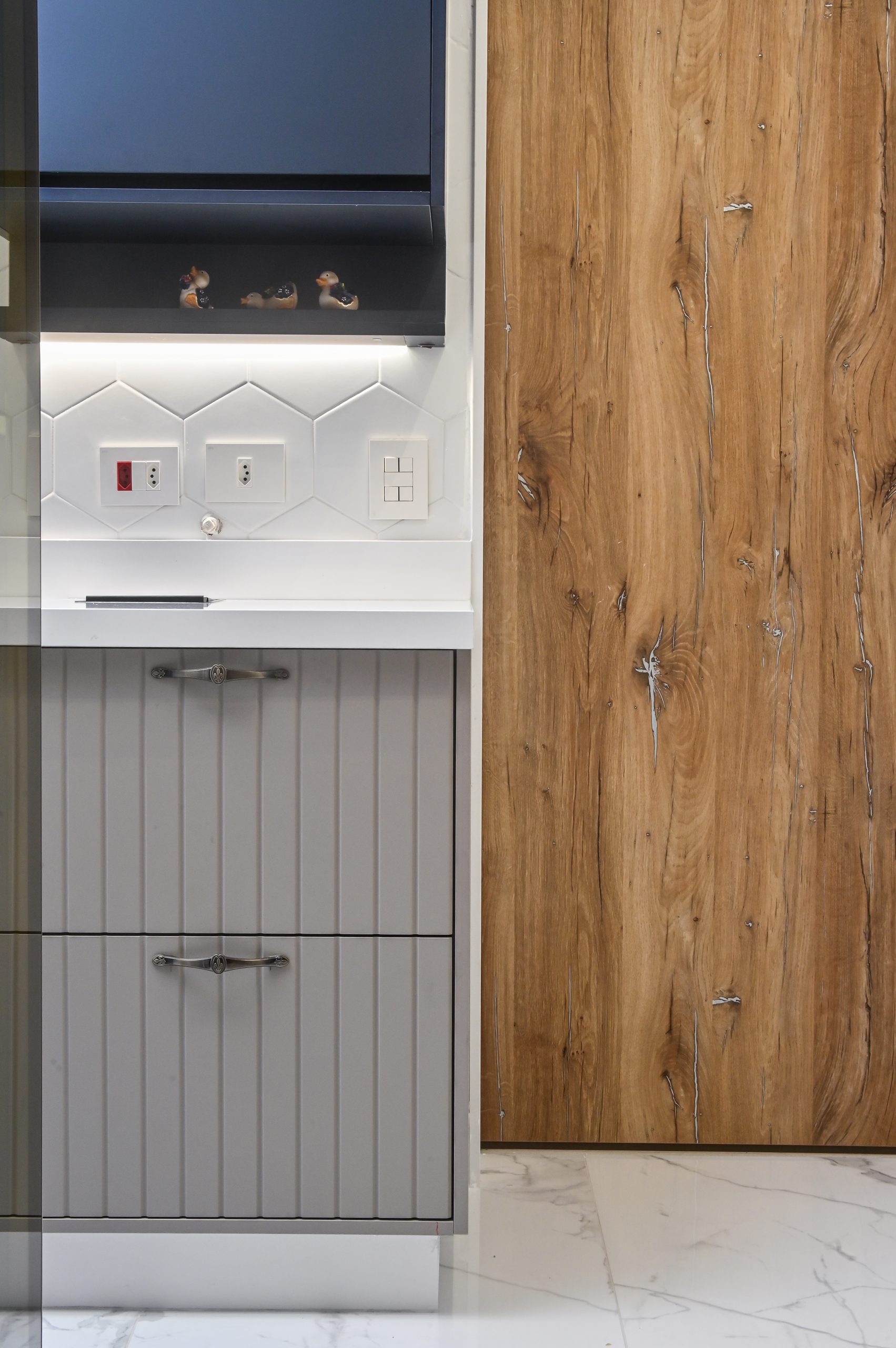 Cozinha Azul Escuro com detalhe latão no mobiliário