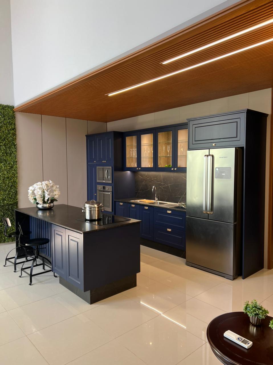 Cozinha Provençal Azul Bic com Freijó. iluminação embutida