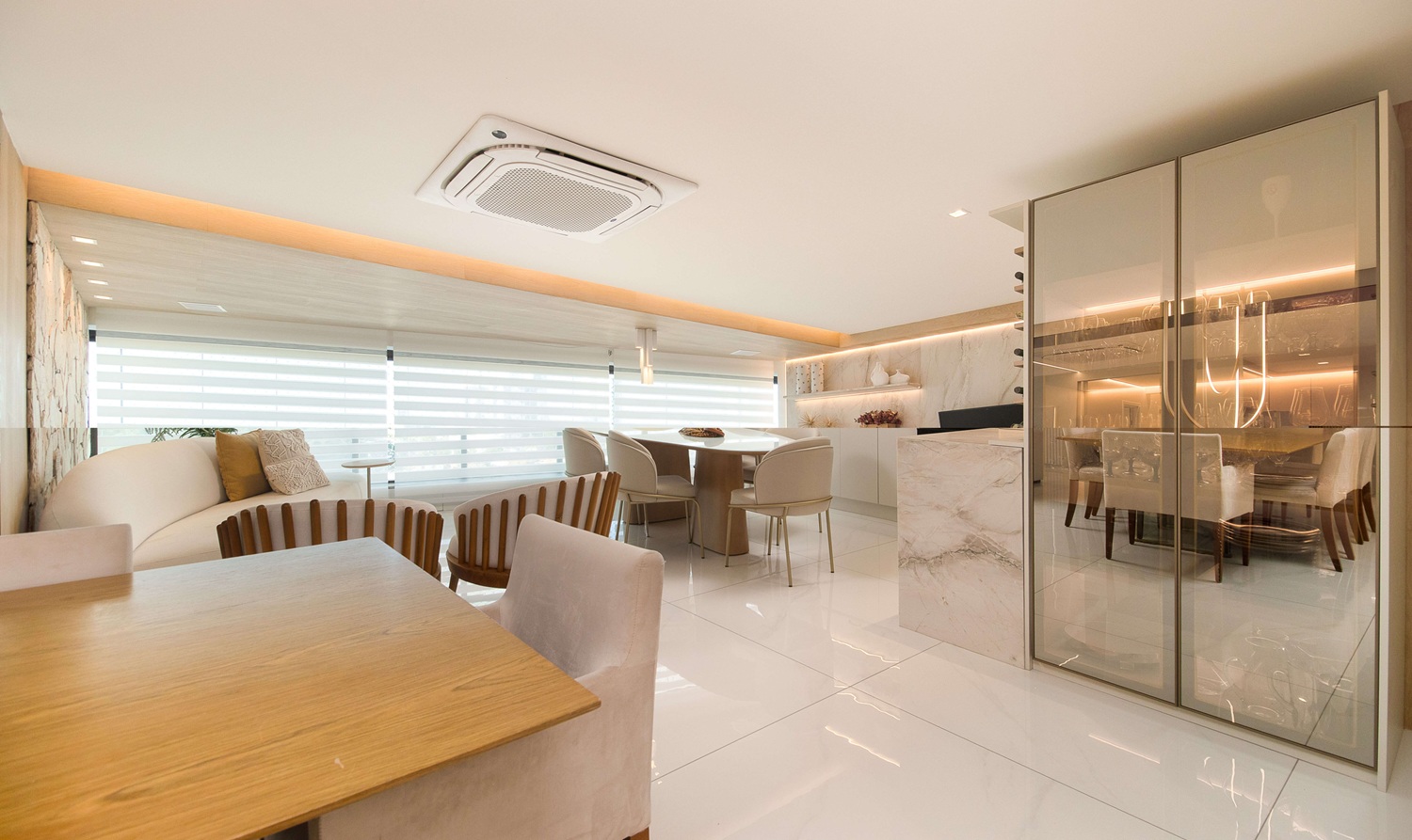 Quando o lar conversa com quem vive nele, tudo ganha sentido. Neste projeto, elegância, conforto e integração se encontram para criar uma atmosfera que abraça — em cada linha, cada textura, cada escolha. O mobiliário planejado molda o espaço com suavidade, enquanto os acabamentos revelam uma estética que acolhe sem esforço. Uma composição onde tudo dialoga: luz, materiais e proporções. Tudo pensado para transformar a rotina em bem-estar — e o morar, em experiência.