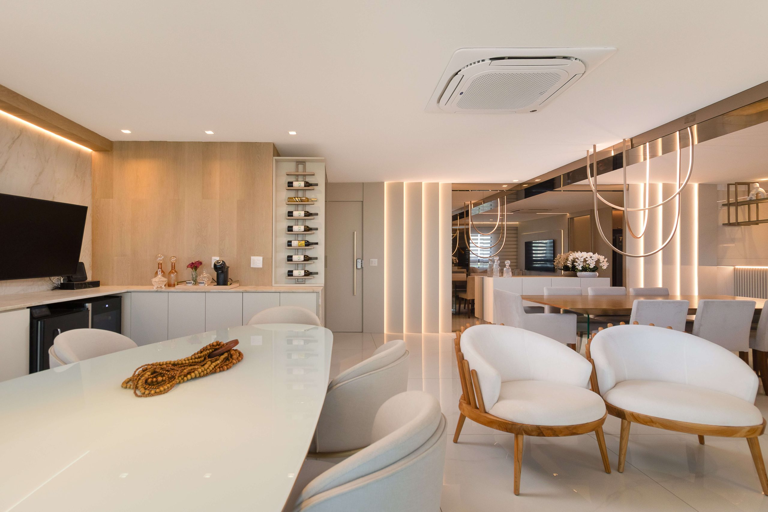 Quando o lar conversa com quem vive nele, tudo ganha sentido. Neste projeto, elegância, conforto e integração se encontram para criar uma atmosfera que abraça — em cada linha, cada textura, cada escolha. O mobiliário planejado molda o espaço com suavidade, enquanto os acabamentos revelam uma estética que acolhe sem esforço. Uma composição onde tudo dialoga: luz, materiais e proporções. Tudo pensado para transformar a rotina em bem-estar — e o morar, em experiência.