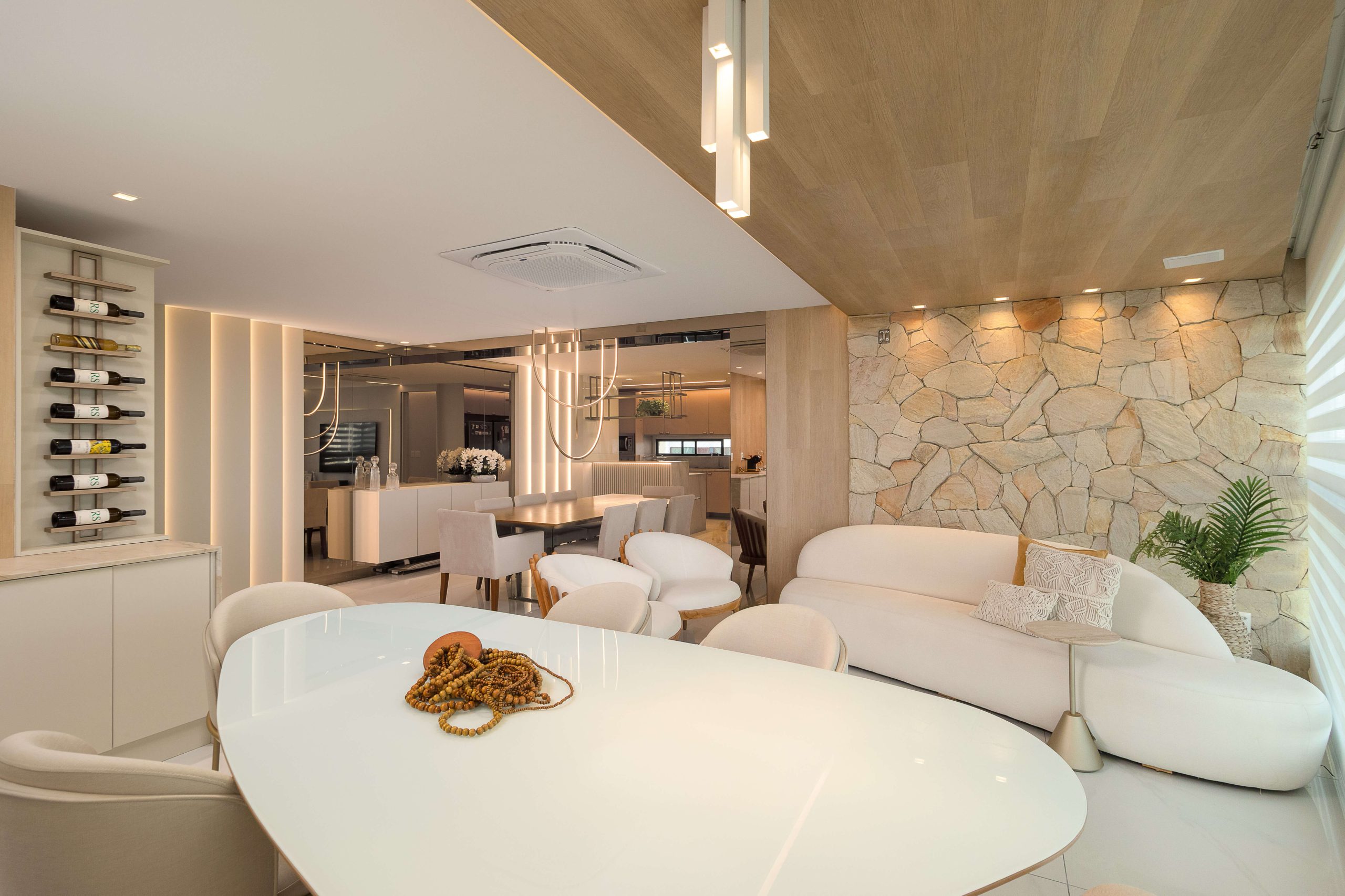 Quando o lar conversa com quem vive nele, tudo ganha sentido. Neste projeto, elegância, conforto e integração se encontram para criar uma atmosfera que abraça — em cada linha, cada textura, cada escolha. O mobiliário planejado molda o espaço com suavidade, enquanto os acabamentos revelam uma estética que acolhe sem esforço. Uma composição onde tudo dialoga: luz, materiais e proporções. Tudo pensado para transformar a rotina em bem-estar — e o morar, em experiência.