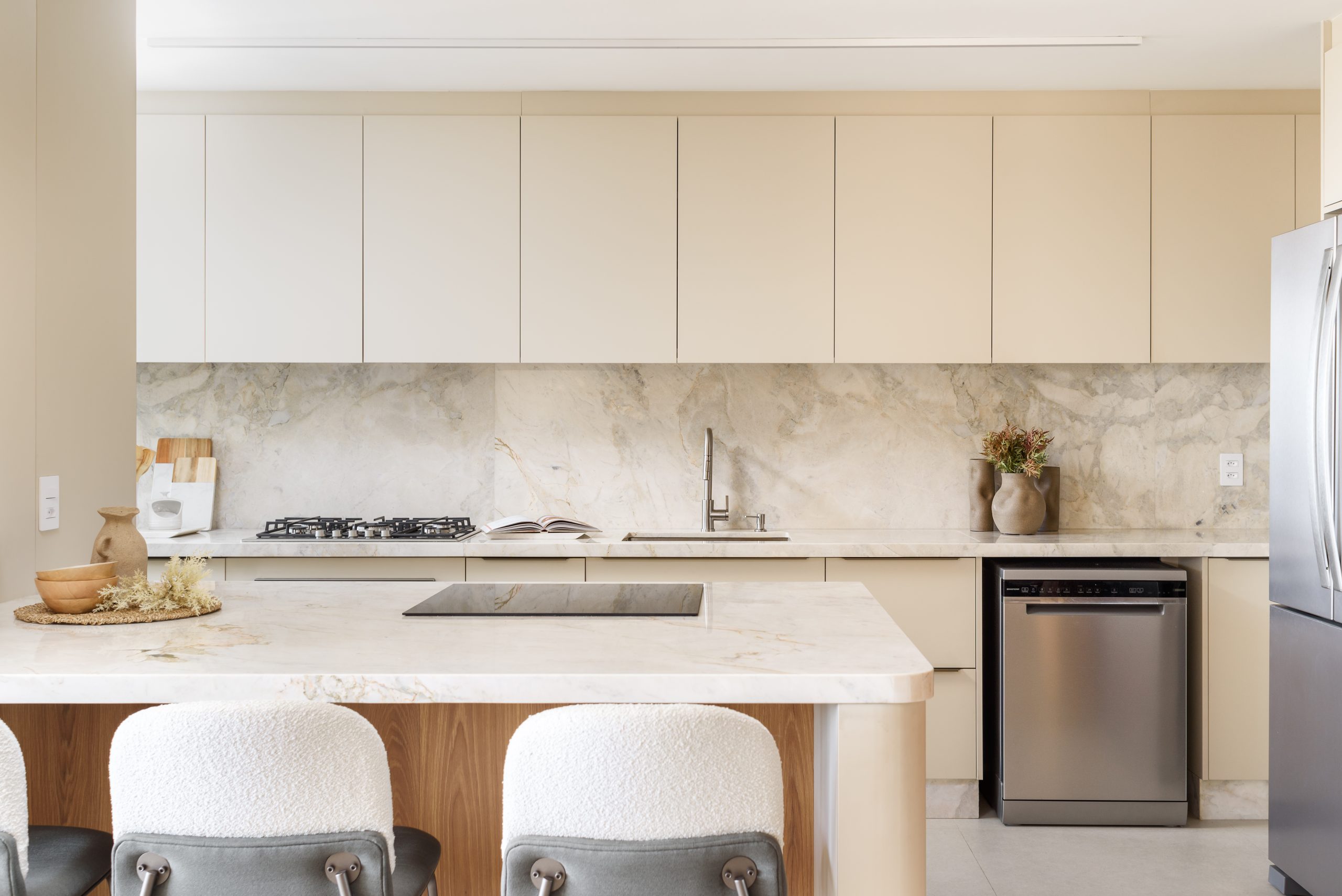 Living Integrado com cozinha em tons claros Ivory + Edles com hall de entrada, mobiliário personalizado no teto. Cloud Dancer Pantone