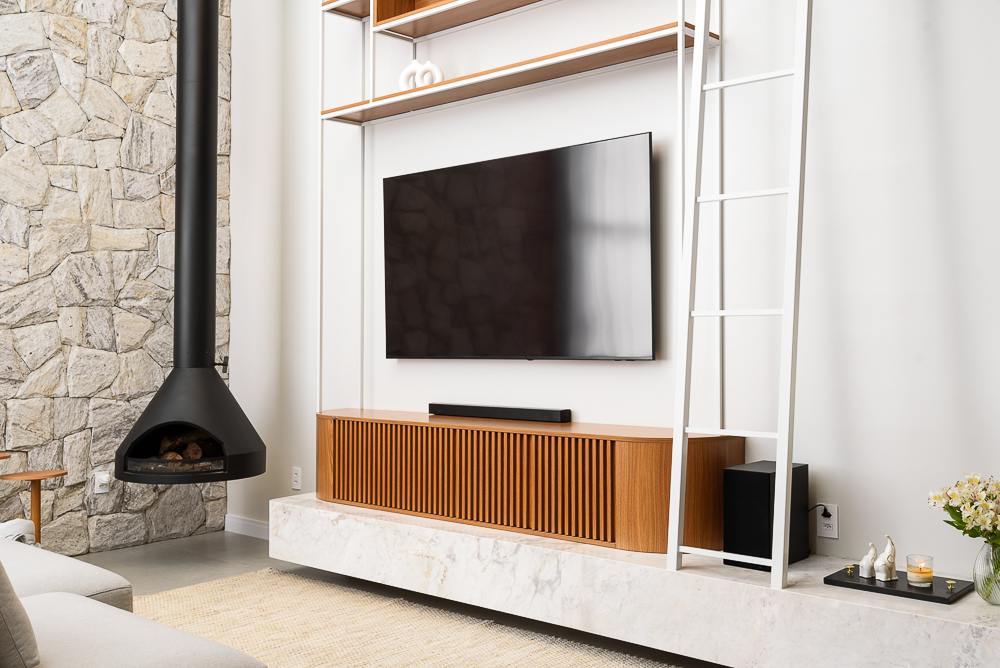 Living com lareira - móvel curvo edles. Cloud Dancer Pantone