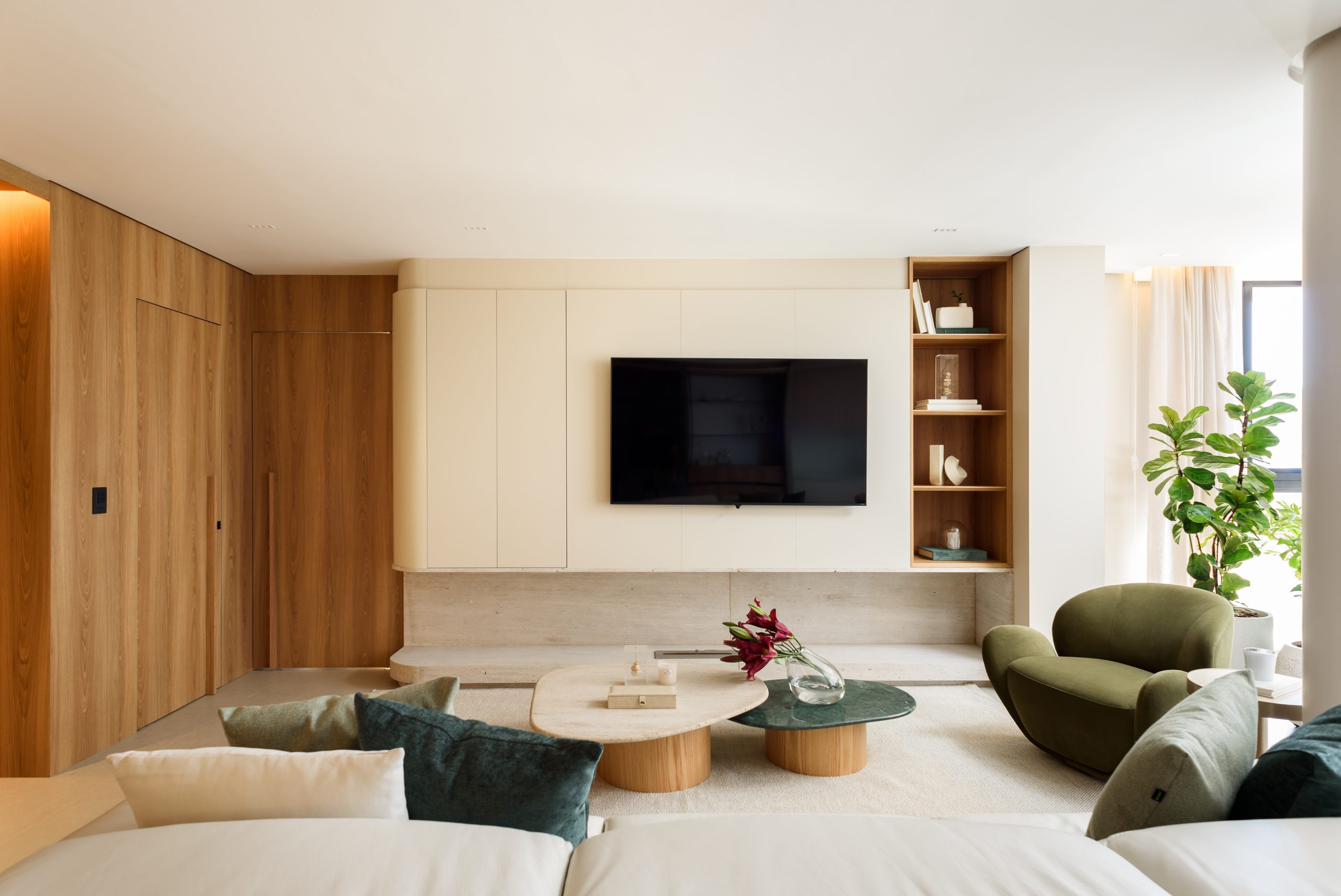 Living Integrado Ivory + Edles com hall de entrada, mobiliário personalizado no teto