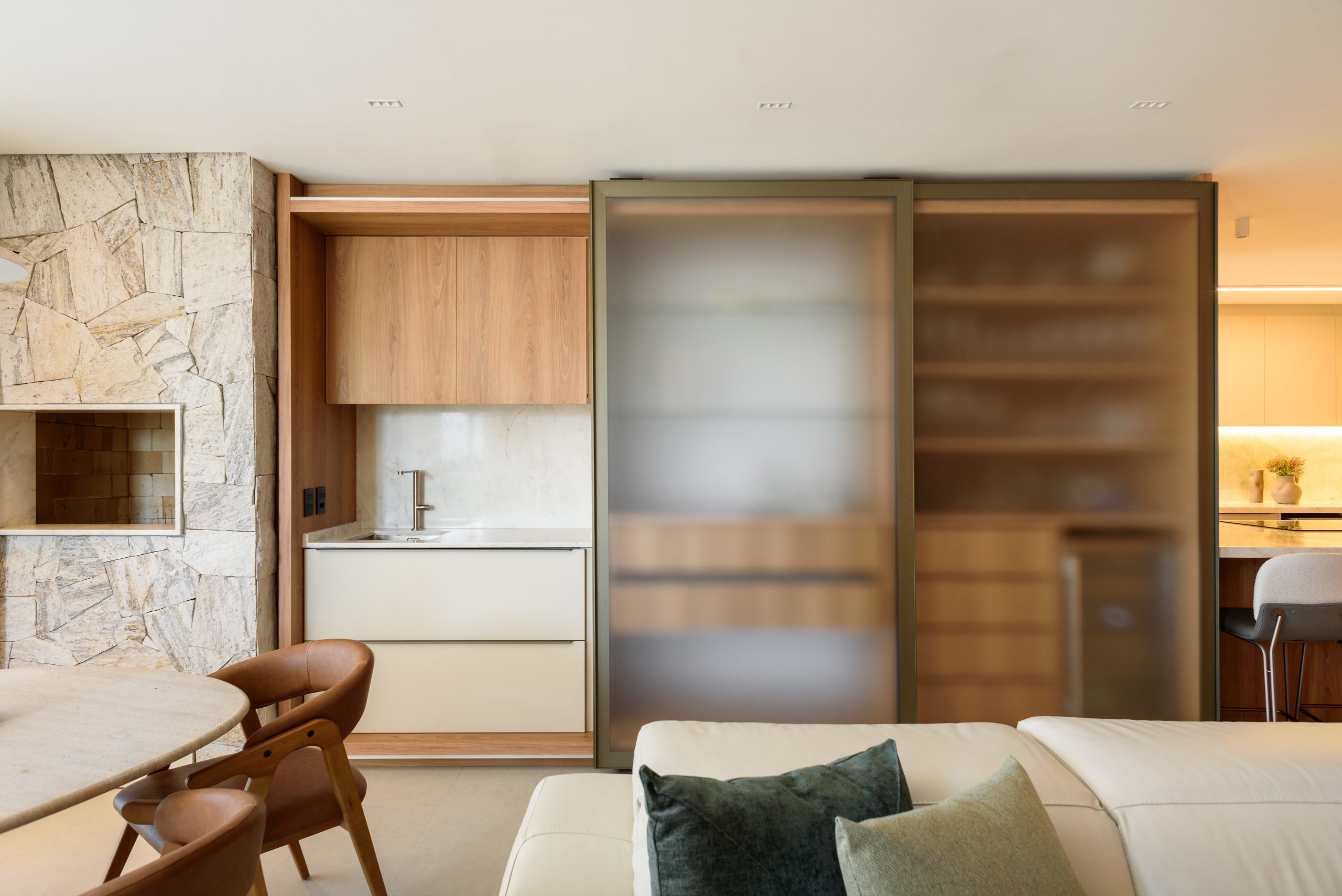 Living Integrado Ivory + Edles com hall de entrada, mobiliário personalizado no teto