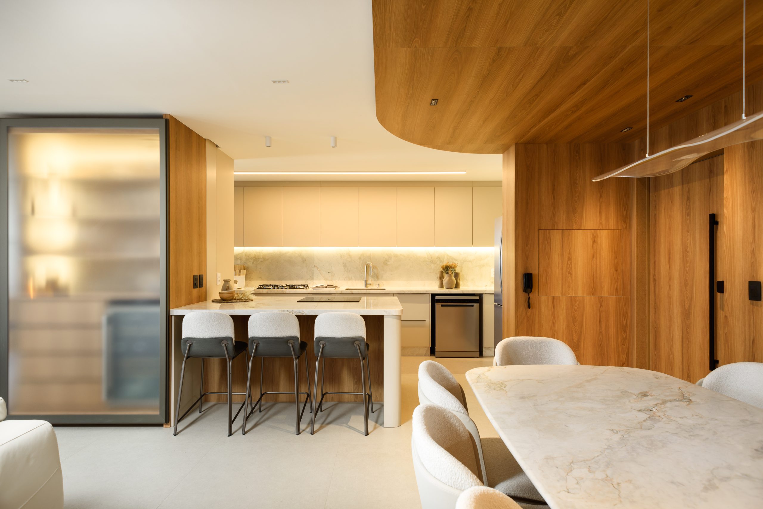 Living Integrado Ivory + Edles com hall de entrada, mobiliário personalizado no teto. Cloud Dancer Pantone