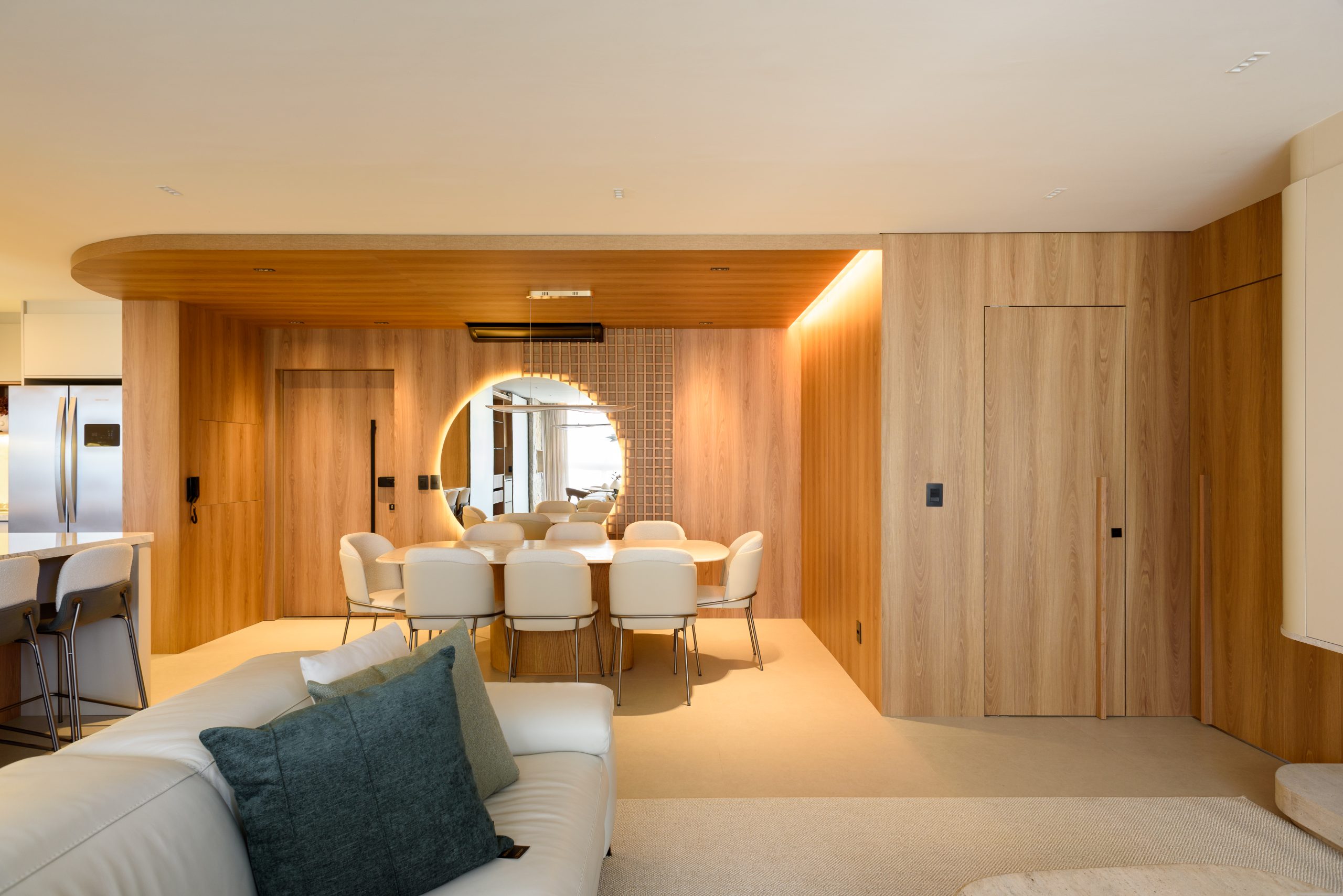 Living Integrado Ivory + Edles com hall de entrada, mobiliário personalizado no teto