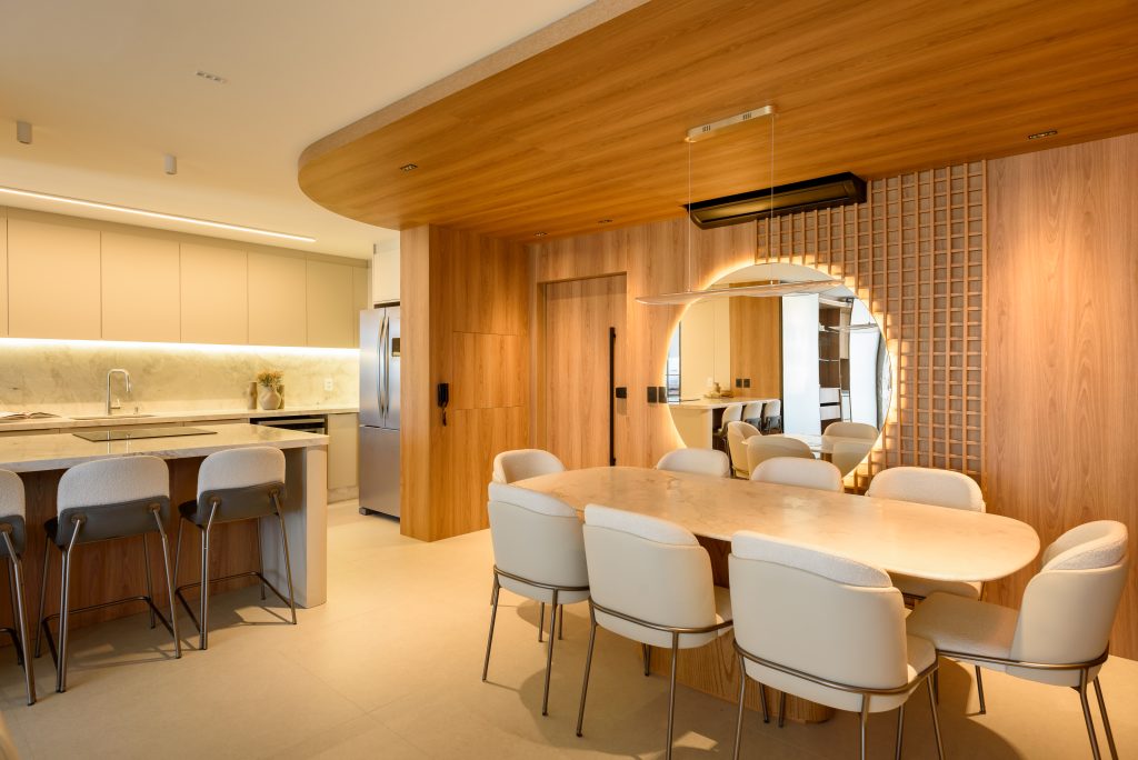 Living Integrado Ivory + Edles com hall de entrada, mobiliário personalizado no teto