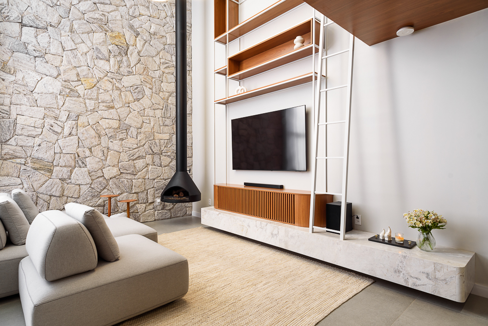 Living com lareira - móvel curvo edles. Cloud Dancer Pantone