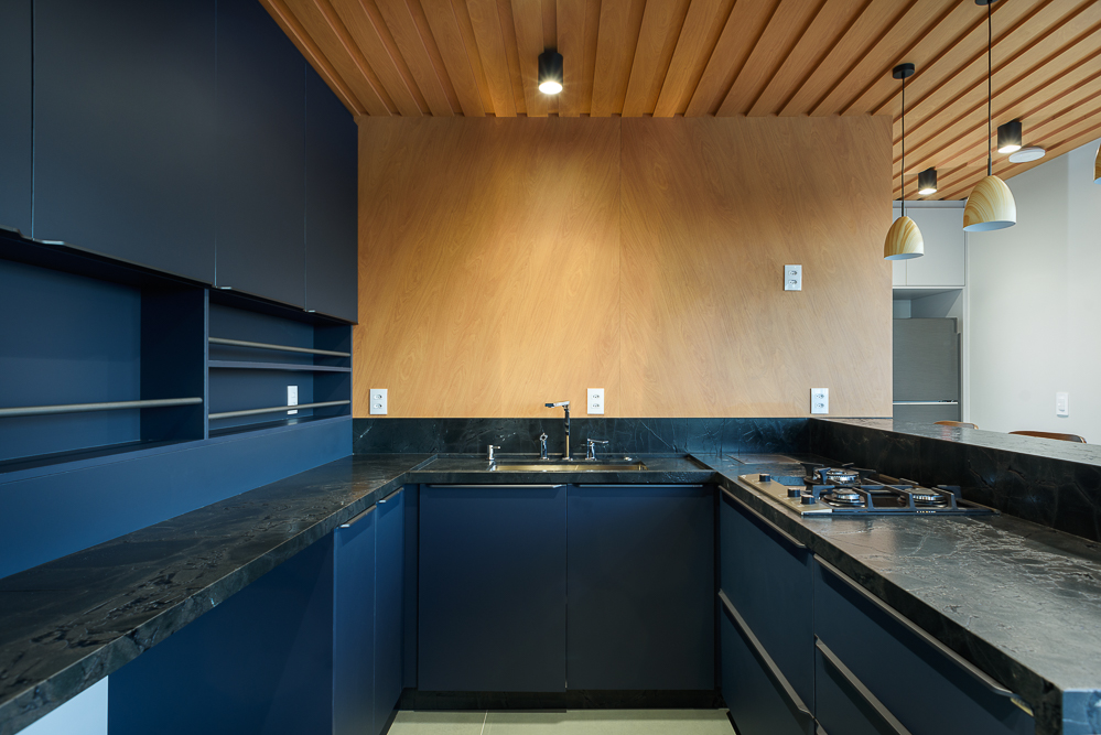 casa sustentável cozinha azul com madeira haya