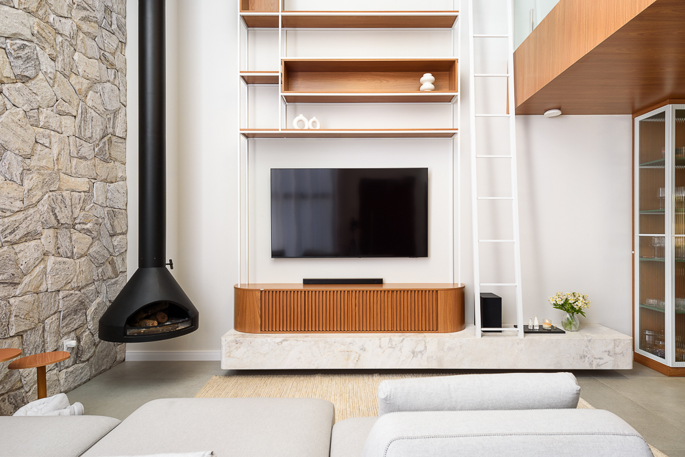 Living com lareira - móvel curvo edles. Cloud Dancer Pantone