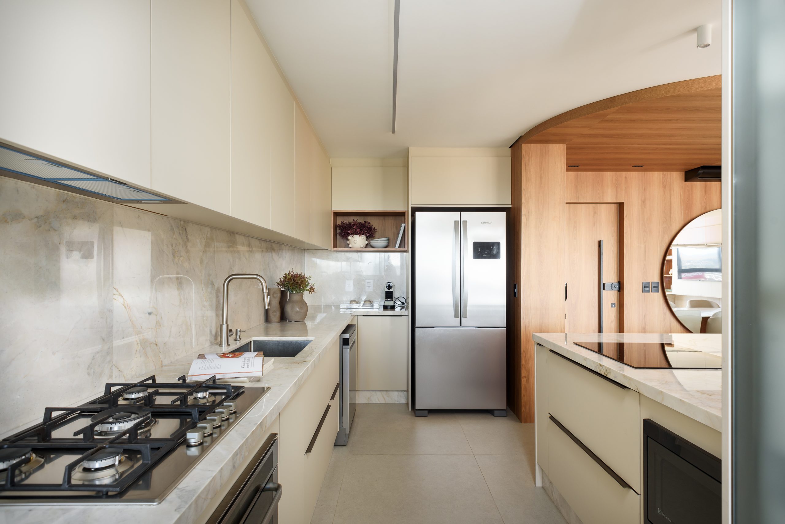 Living Integrado Ivory + Edles com hall de entrada, mobiliário personalizado no teto. Cloud Dancer Pantone