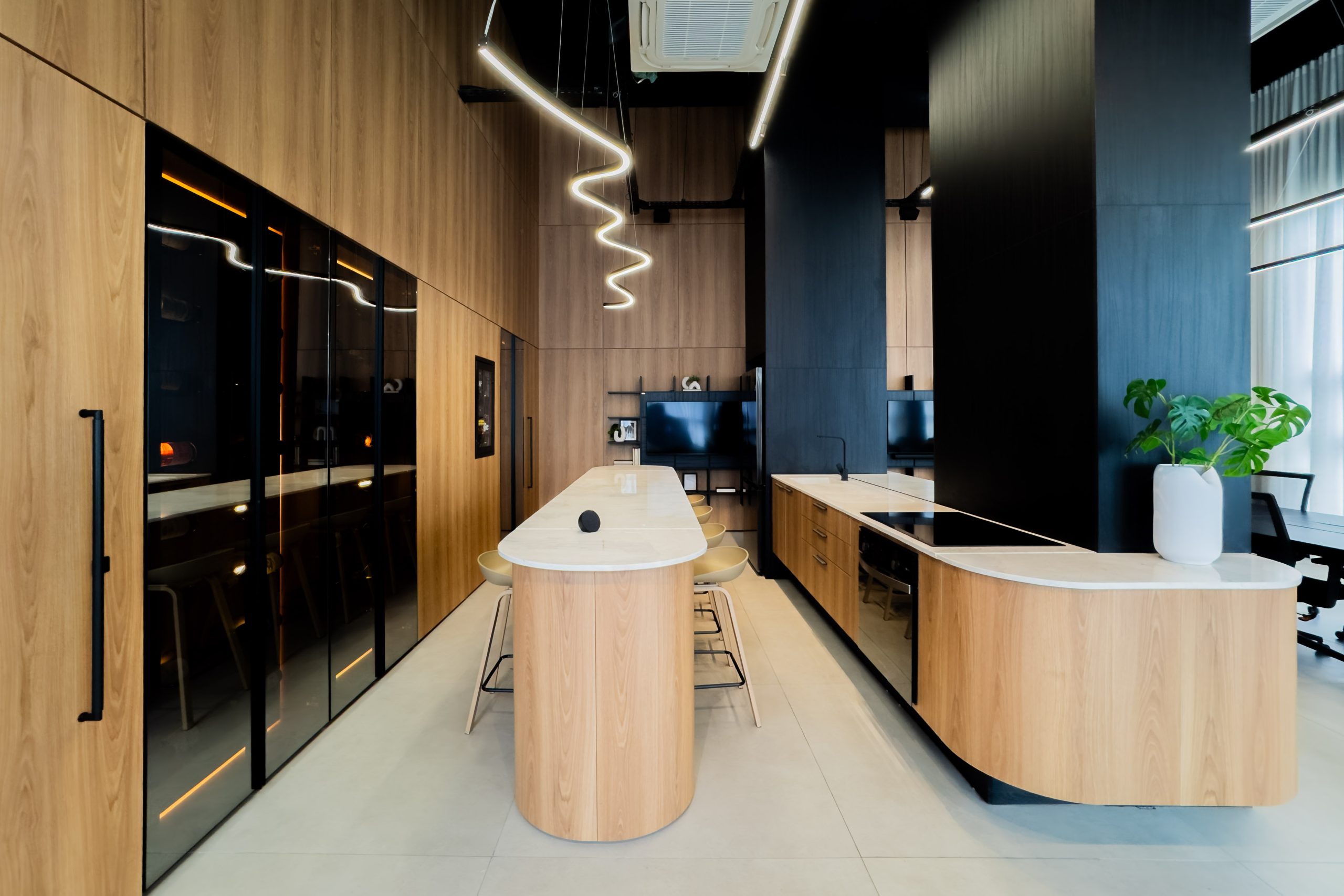 Cozinha Edles com ilha curva e arredondada, com adega e suporte de vinhos da Villaggio. Tendência de cozinha 2026