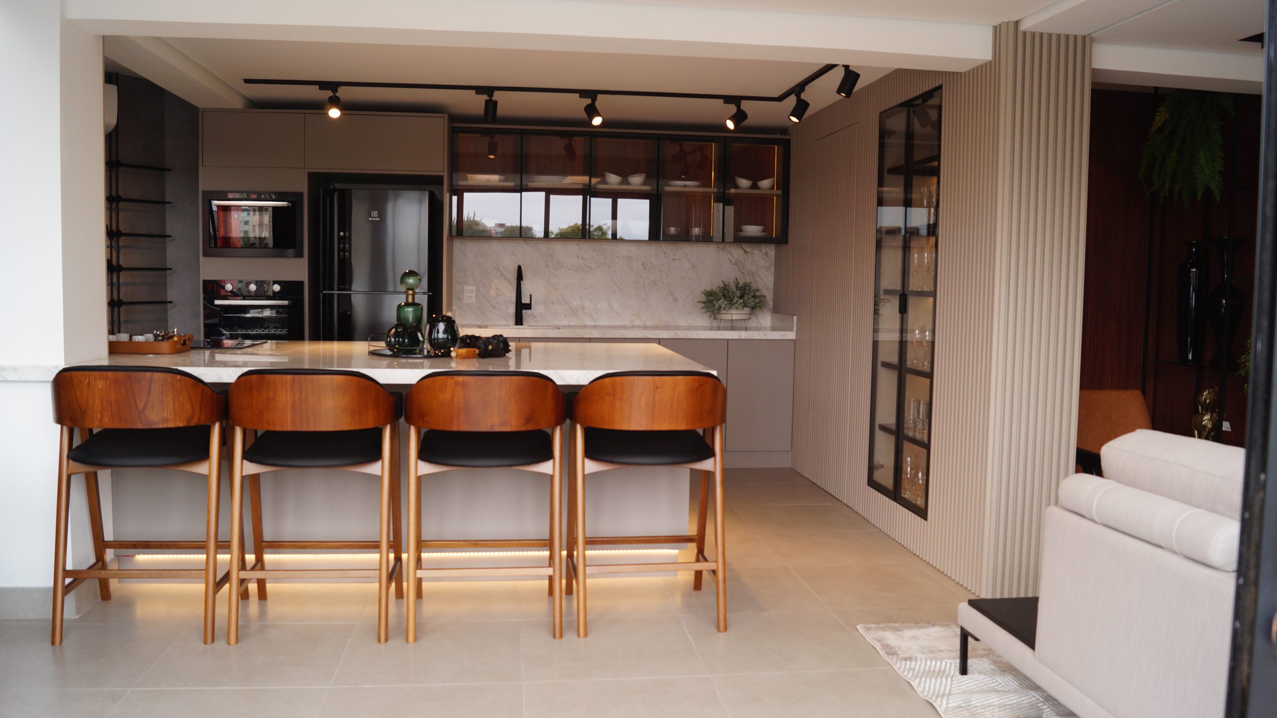 daiane casagranda - cozinha do showroom finger torres