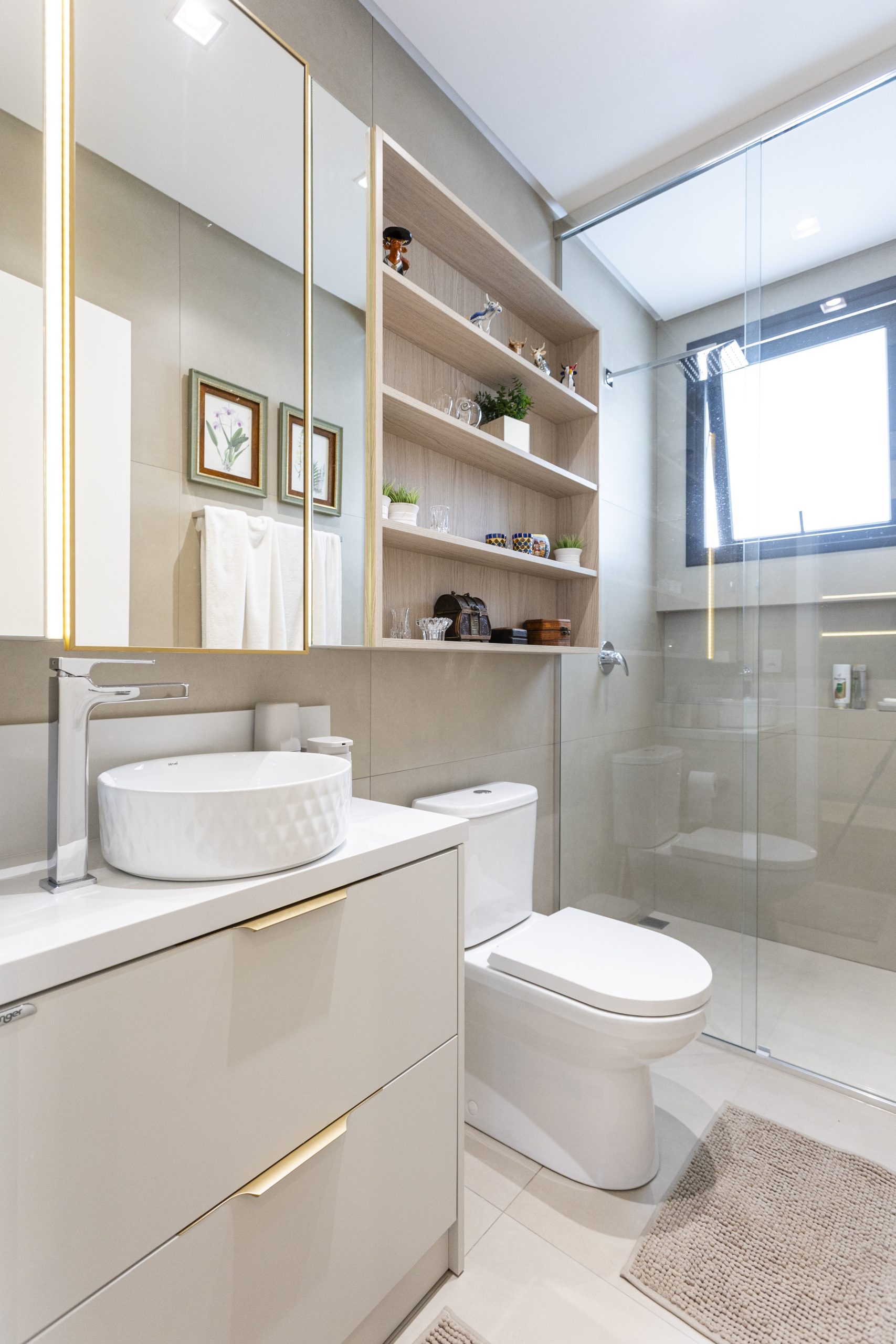 Banheiro em tons claros com nicho e espelho iluminado - com design afetivo - peças antigas se complementam com o contemporâneo