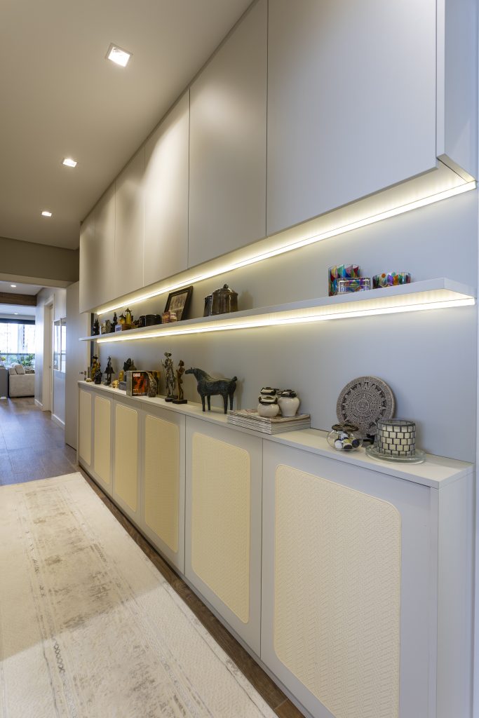 Armário de corredor em tons claros com prateleiras iluminadas - com design afetivo - peças antigas se complementam com o contemporâneo. Porta Palha. decoração com mistura de estilos