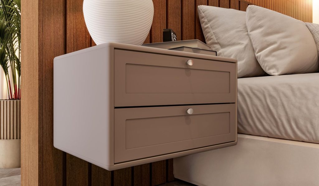 A nova Coleção Zeit da Finger Ambientes Personalizados, oferece uma linha de móveis planejados de alto padrão para ambientes que valorizam o design, o conforto, bem-estar e a funcionalidade. A nova coleção é um convite para experimentar e sentir o tempo e a vida. Esse ambiente mostra um dormitório de casal, com roupeiro em tons de madeira mais escura, linheira que destacam a sofisticação do ambiente, estilo que destaca a brasilidade, design afetivo, a arquitetura vernacular e valorização das texturas. Detalhe nos tampos da linha FLOW que fazem o arredondado sutil para a mesa de cabeceira. O ambiente tem a forte presença da biofilia, através da natureza que permeia o ambiente através das grandes janelas.
