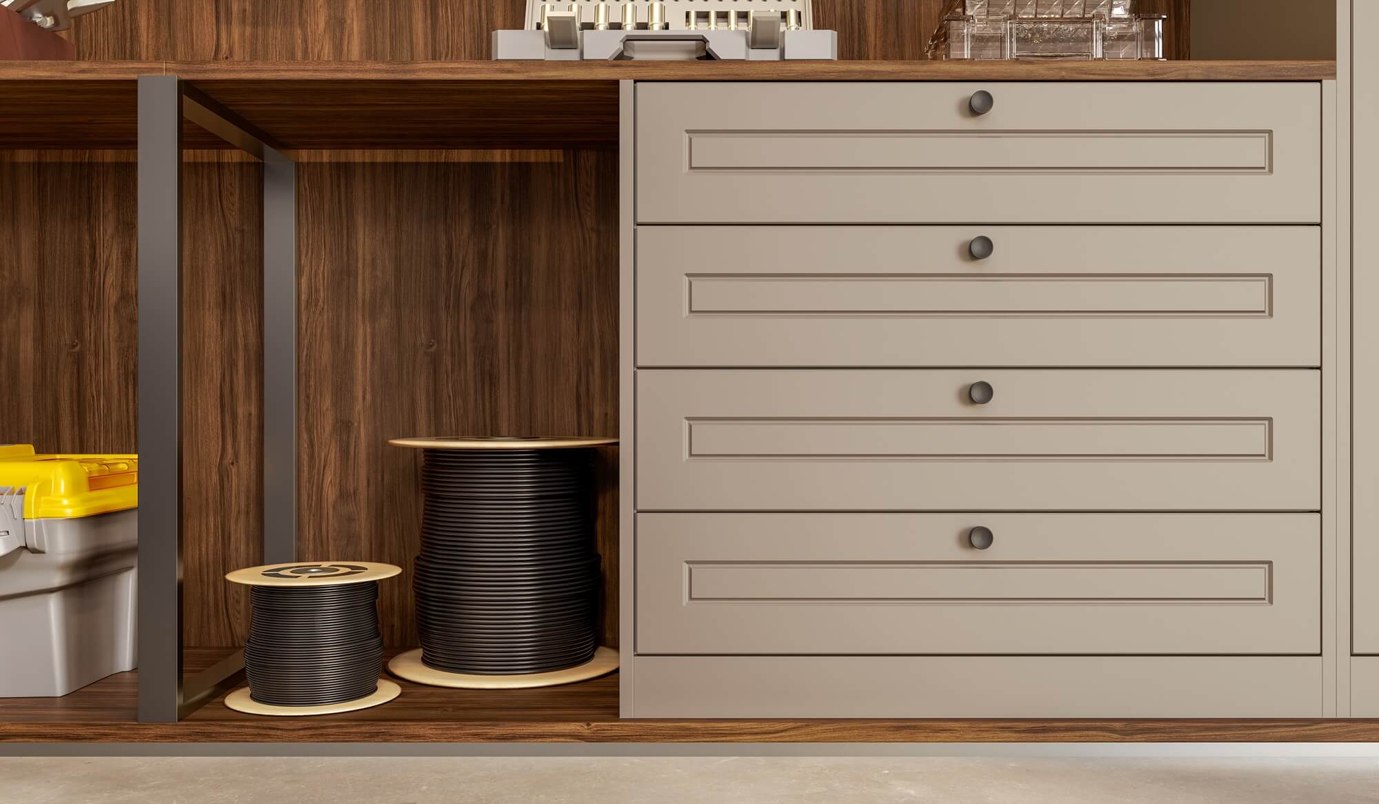 A nova Coleção Zeit da Finger Ambientes Personalizados, oferece uma linha de móveis planejados de alto padrão para ambientes que valorizam o design, o conforto, bem-estar e a funcionalidade. A nova coleção é um convite para experimentar e sentir o tempo e a vida. Esse ambiente mostra um Hobby Space de trabalho, uma oficina na garagem, um projeto com composição de madeira mais escura, com área de trabalho e bancadas para armazenar ferramentas e equipamentos de trabalho, estilo que destaca a brasilidade, design afetivo, a arquitetura vernacular e valorização das texturas. Detalhe das frentes MUNIQUE da linha Provençal, que trazem requinte e sofisticação ao ambiente.