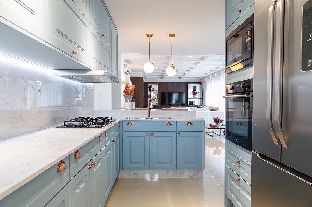 Cozinha delicada e provençal no azul claro com detalhes em cobre, off white e nude. Puxador Shell Zen