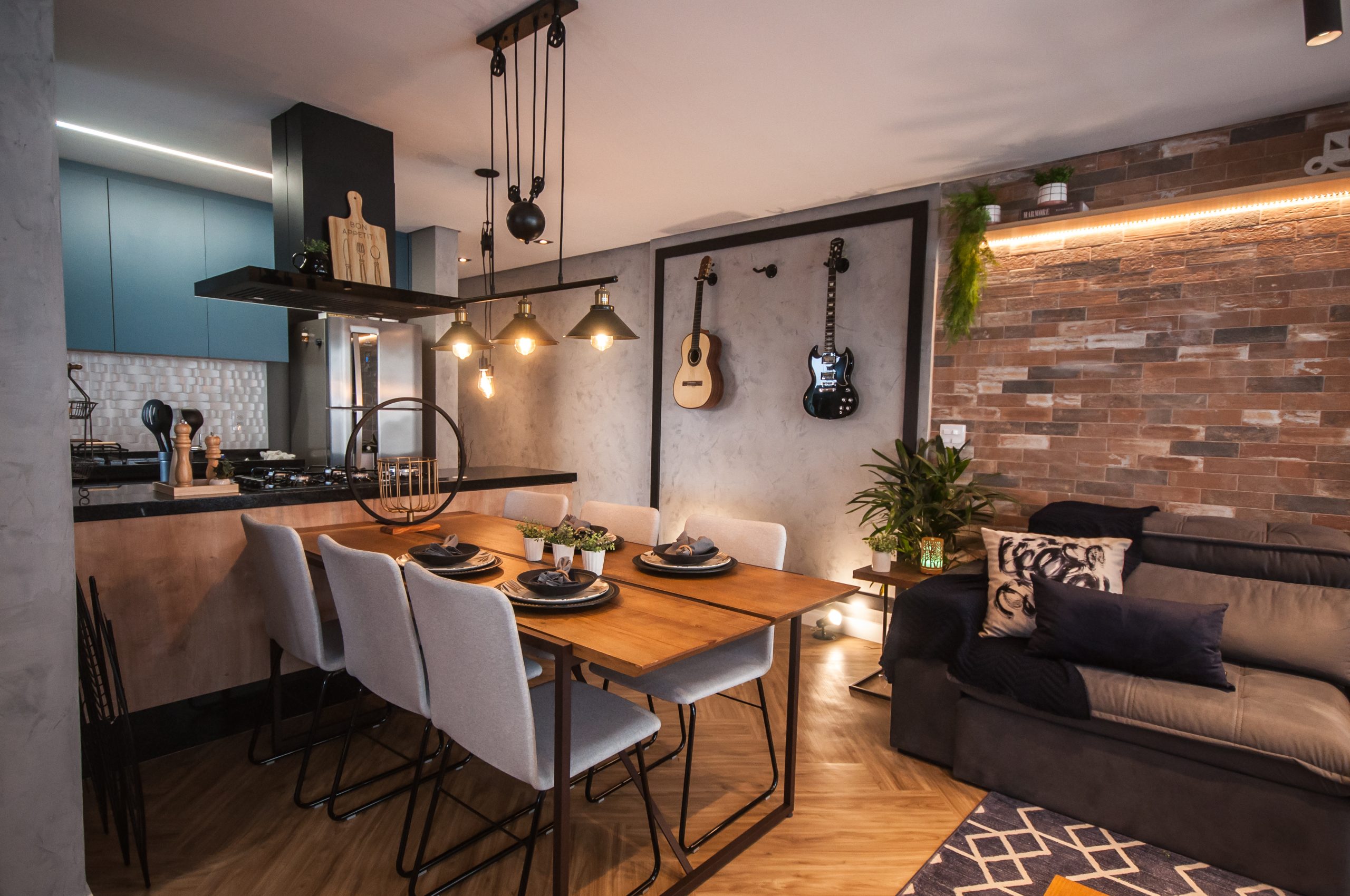 Cozinha Azul com Berg - projeto com personalidade. Espaço gourmet com mesa grande