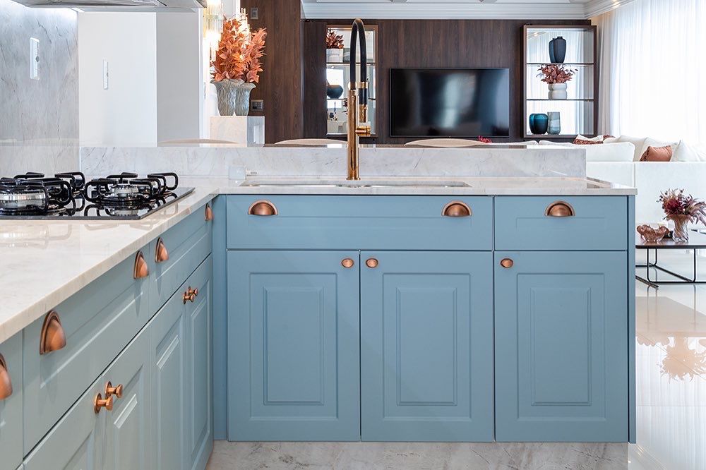 Cozinha delicada e provençal no azul claro com detalhes em cobre, off white e nude.