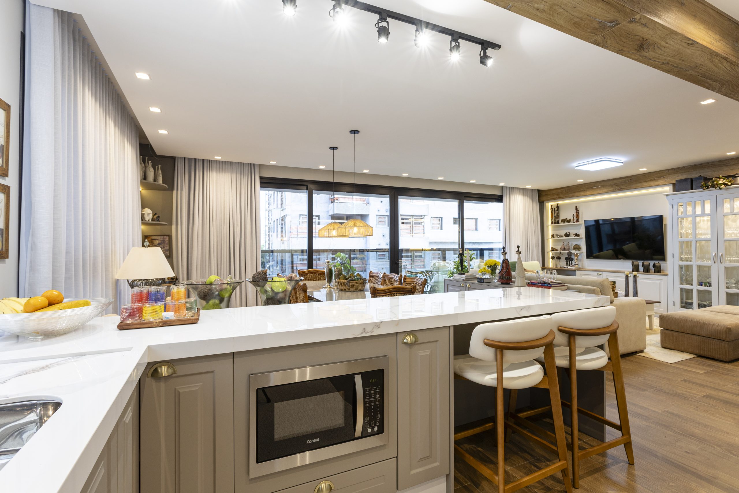 Móveis sustentáveis - Cozinha integrada com - living com móveis vintage - decoração afetiva - um lar que mistura o vintage com o contemporâneo