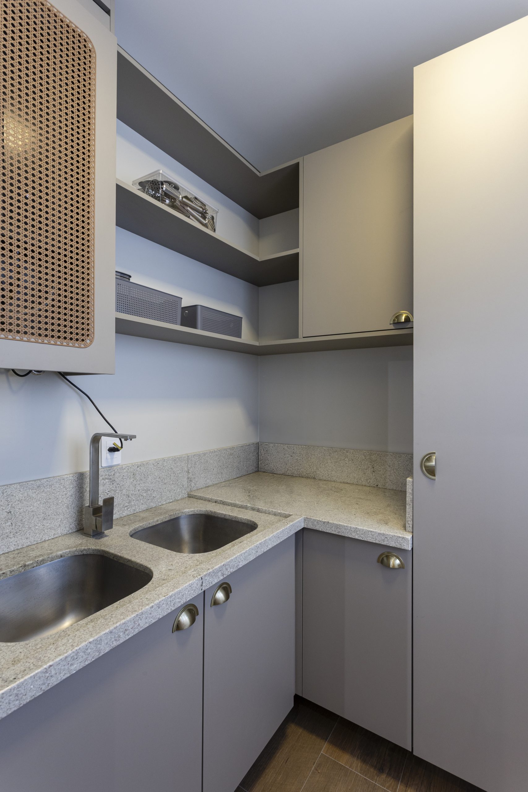 lavanderia compacta com porta palha para esconder junker