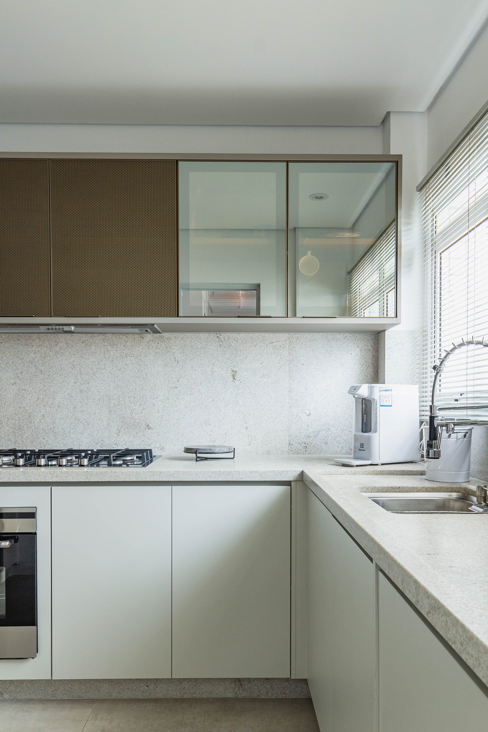 Cozinha Azul com Off White - Detalhe que faz a diferença na bancada de refeições