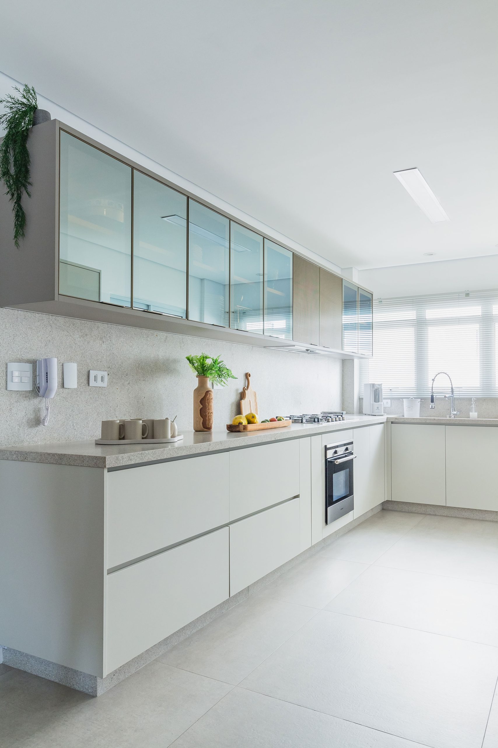 Cozinha Azul com Off White - Detalhe que faz a diferença na bancada de refeições