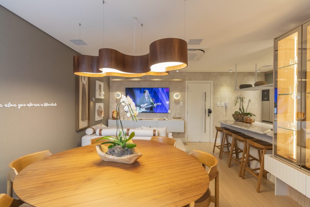 Sala de Jantar Moderno - Living Aconchegante e contemporâneo em tons claros