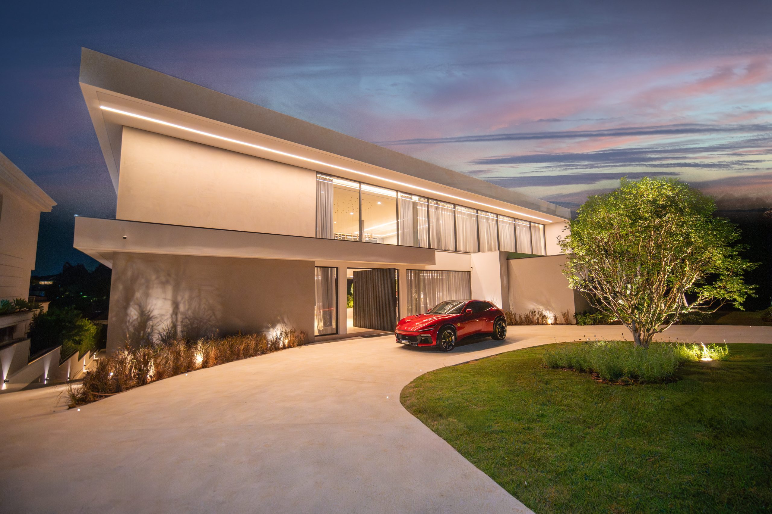 Casa de altissimo padrão em alphaville. Implantada no Tamboré 2, esta residência nasce para redefinir o viver contemporâneo: volumes puros, integração total com a natureza e uma atmosfera de sofisticação em cada detalhe. Com mais de 3.000 m² de terreno, pé-direito duplo, transparências generosas e um desenho arquitetônico pensado para acolher a luz, a Cristal oferece espaços que unem arte, conforto e funcionalidade. Cristal. Mais que uma casa, um ícone do alto padrão.