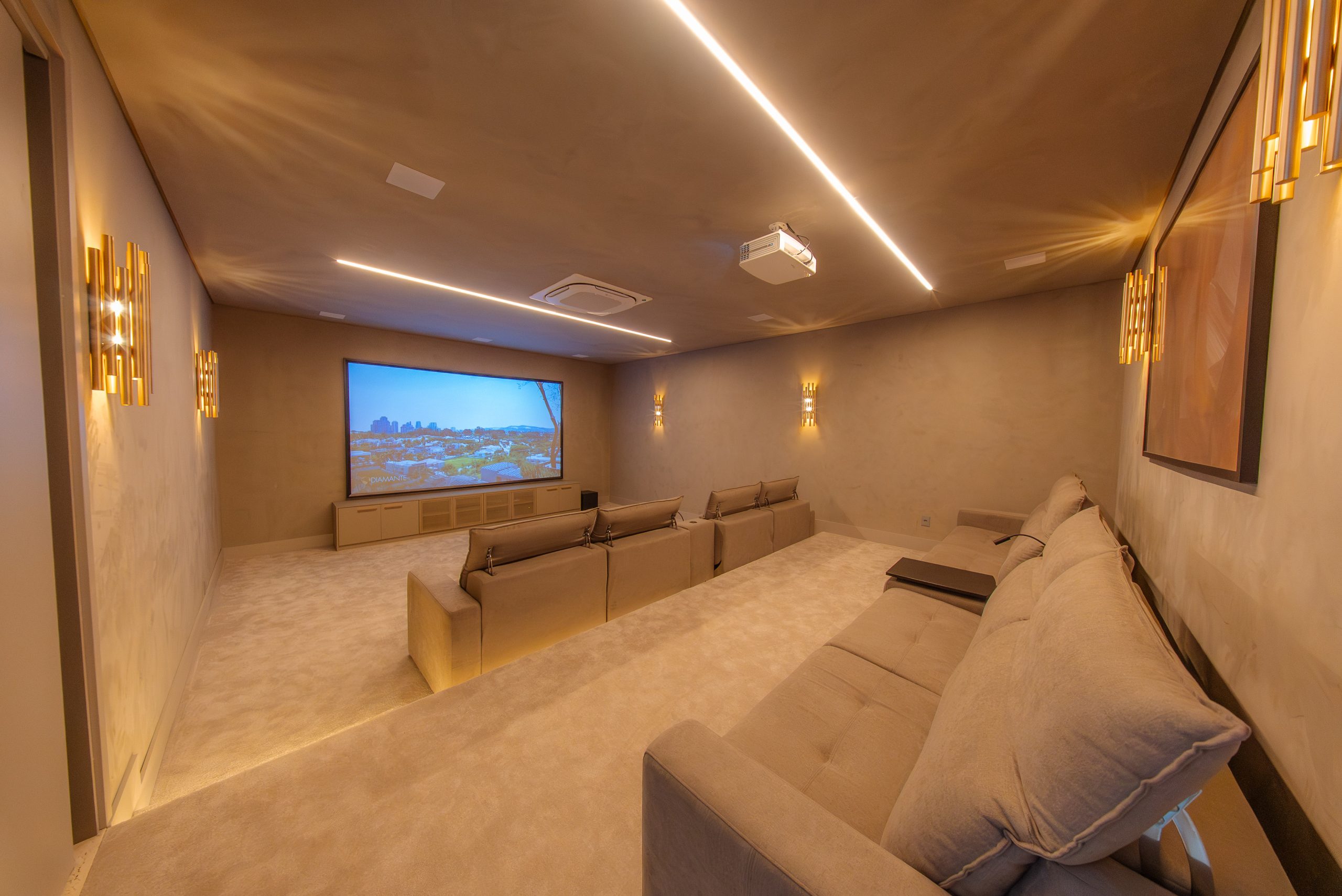 Casa de altissimo padrão em alphaville. Implantada no Tamboré 2, esta residência nasce para redefinir o viver contemporâneo: volumes puros, integração total com a natureza e uma atmosfera de sofisticação em cada detalhe. Com mais de 3.000 m² de terreno, pé-direito duplo, transparências generosas e um desenho arquitetônico pensado para acolher a luz, a Cristal oferece espaços que unem arte, conforto e funcionalidade. Cristal. Mais que uma casa, um ícone do alto padrão. Sala Cinema