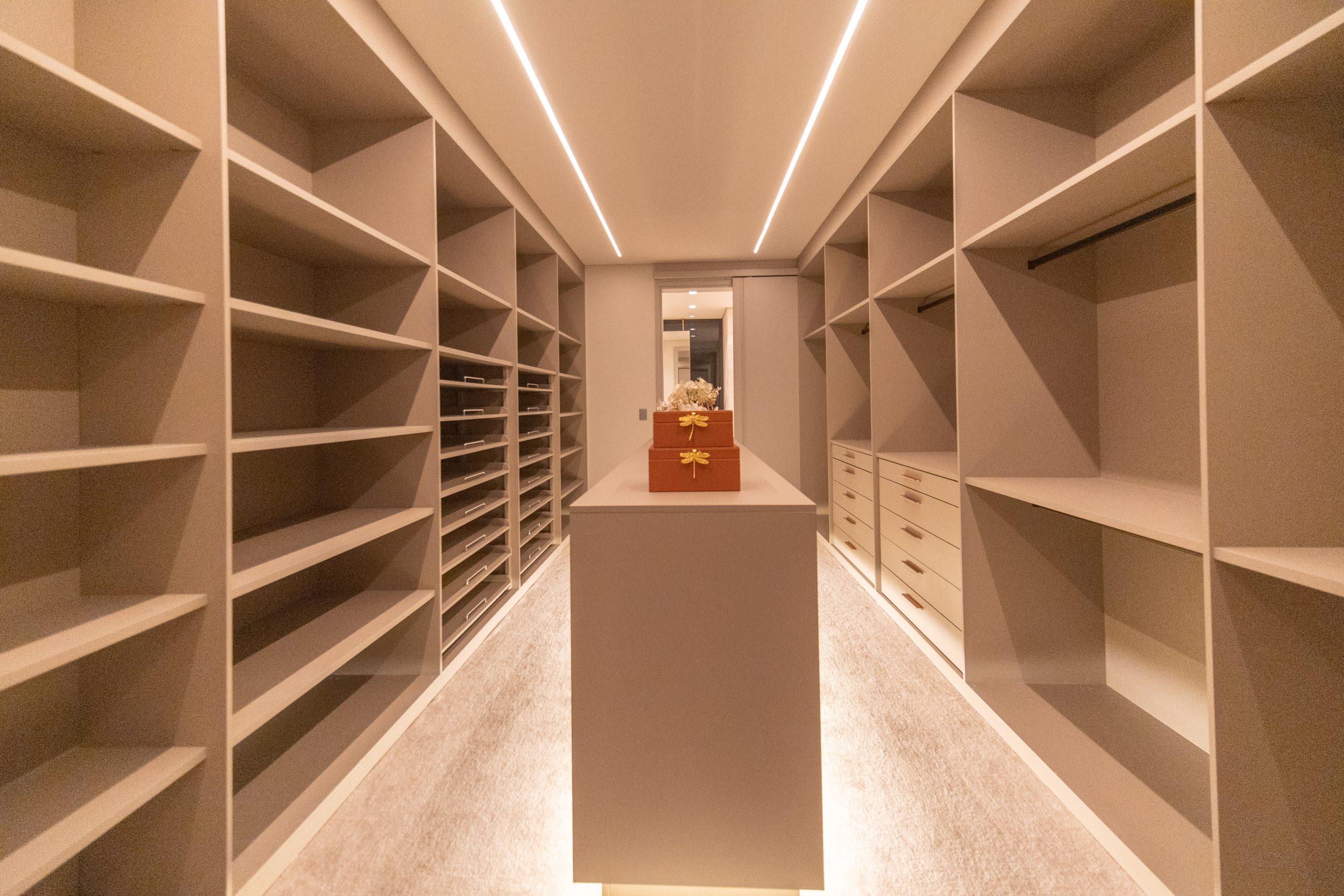 Casa de altissimo padrão em alphaville. Implantada no Tamboré 2, esta residência nasce para redefinir o viver contemporâneo: volumes puros, integração total com a natureza e uma atmosfera de sofisticação em cada detalhe. Com mais de 3.000 m² de terreno, pé-direito duplo, transparências generosas e um desenho arquitetônico pensado para acolher a luz, a Cristal oferece espaços que unem arte, conforto e funcionalidade. Cristal. Mais que uma casa, um ícone do alto padrão. Closet
