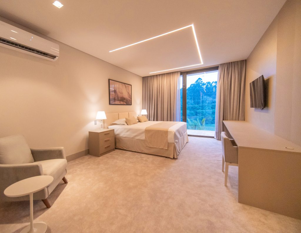 Casa de altissimo padrão em alphaville. Implantada no Tamboré 2, esta residência nasce para redefinir o viver contemporâneo: volumes puros, integração total com a natureza e uma atmosfera de sofisticação em cada detalhe. Com mais de 3.000 m² de terreno, pé-direito duplo, transparências generosas e um desenho arquitetônico pensado para acolher a luz, a Cristal oferece espaços que unem arte, conforto e funcionalidade. Cristal. Mais que uma casa, um ícone do alto padrão. Quarto hospedes