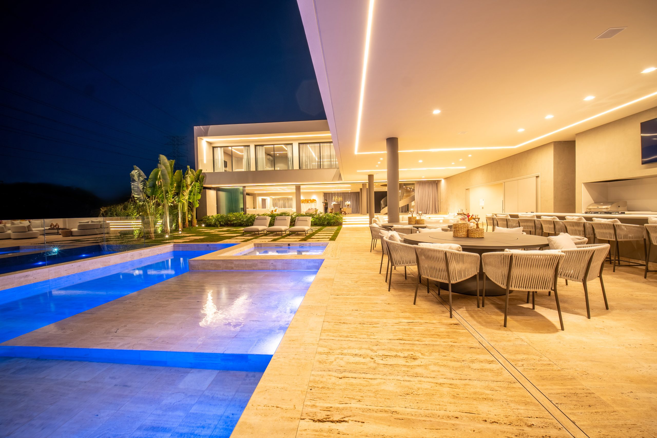 Casa de altissimo padrão em alphaville. Implantada no Tamboré 2, esta residência nasce para redefinir o viver contemporâneo: volumes puros, integração total com a natureza e uma atmosfera de sofisticação em cada detalhe. Com mais de 3.000 m² de terreno, pé-direito duplo, transparências generosas e um desenho arquitetônico pensado para acolher a luz, a Cristal oferece espaços que unem arte, conforto e funcionalidade. Cristal. Mais que uma casa, um ícone do alto padrão. Area Gourmet