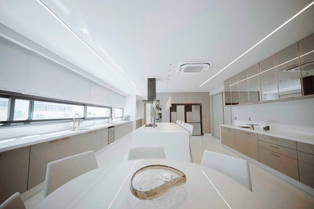 Casa de altissimo padrão em alphaville. Implantada no Tamboré 2, esta residência nasce para redefinir o viver contemporâneo: volumes puros, integração total com a natureza e uma atmosfera de sofisticação em cada detalhe. Com mais de 3.000 m² de terreno, pé-direito duplo, transparências generosas e um desenho arquitetônico pensado para acolher a luz, a Cristal oferece espaços que unem arte, conforto e funcionalidade. Cristal. Mais que uma casa, um ícone do alto padrão. Cozinha