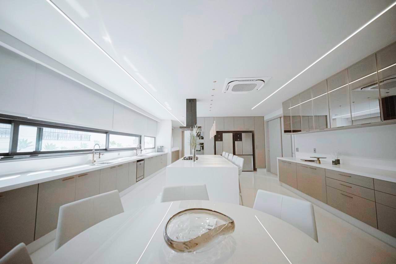 Casa de altissimo padrão em alphaville. Implantada no Tamboré 2, esta residência nasce para redefinir o viver contemporâneo: volumes puros, integração total com a natureza e uma atmosfera de sofisticação em cada detalhe. Com mais de 3.000 m² de terreno, pé-direito duplo, transparências generosas e um desenho arquitetônico pensado para acolher a luz, a Cristal oferece espaços que unem arte, conforto e funcionalidade. Cristal. Mais que uma casa, um ícone do alto padrão. Cozinha