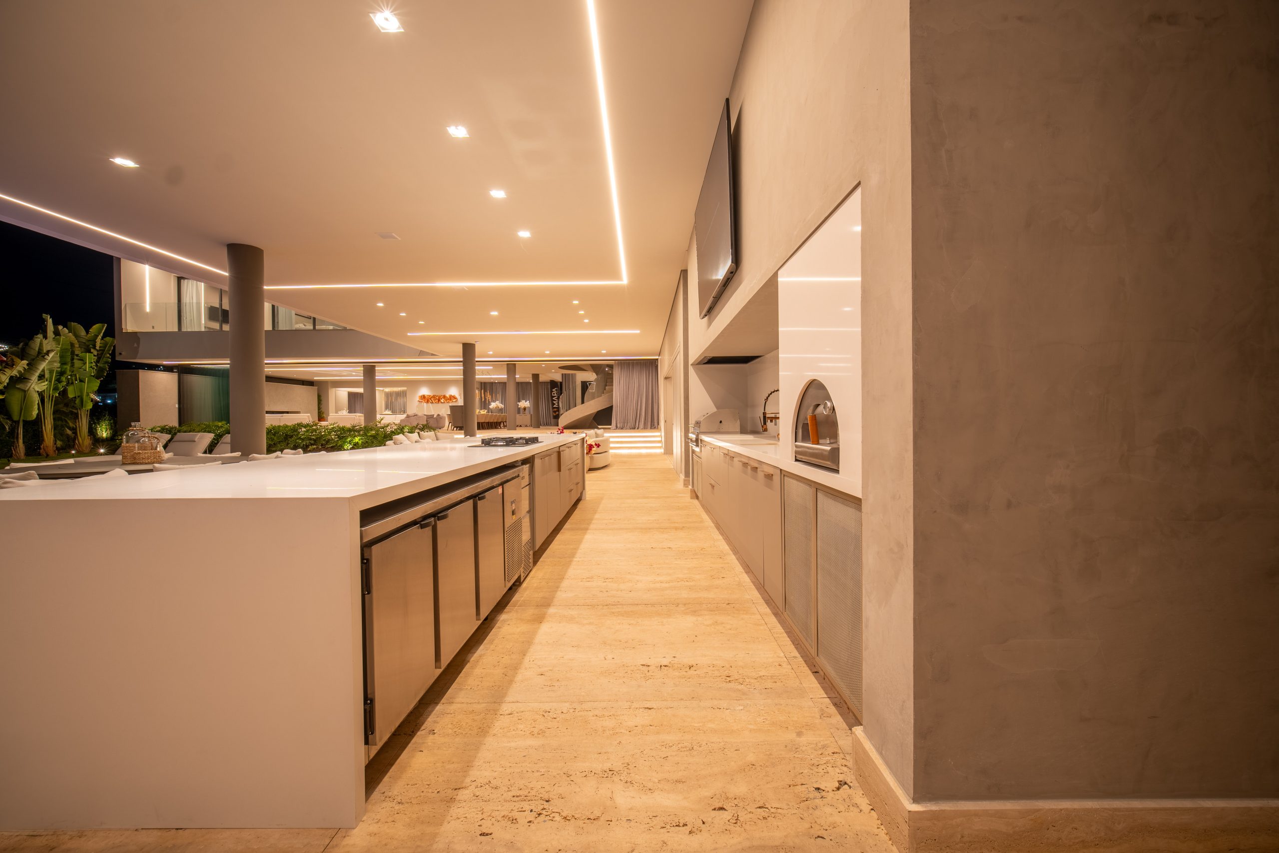 Casa de altissimo padrão em alphaville. Implantada no Tamboré 2, esta residência nasce para redefinir o viver contemporâneo: volumes puros, integração total com a natureza e uma atmosfera de sofisticação em cada detalhe. Com mais de 3.000 m² de terreno, pé-direito duplo, transparências generosas e um desenho arquitetônico pensado para acolher a luz, a Cristal oferece espaços que unem arte, conforto e funcionalidade. Cristal. Mais que uma casa, um ícone do alto padrão. Area Gourmet