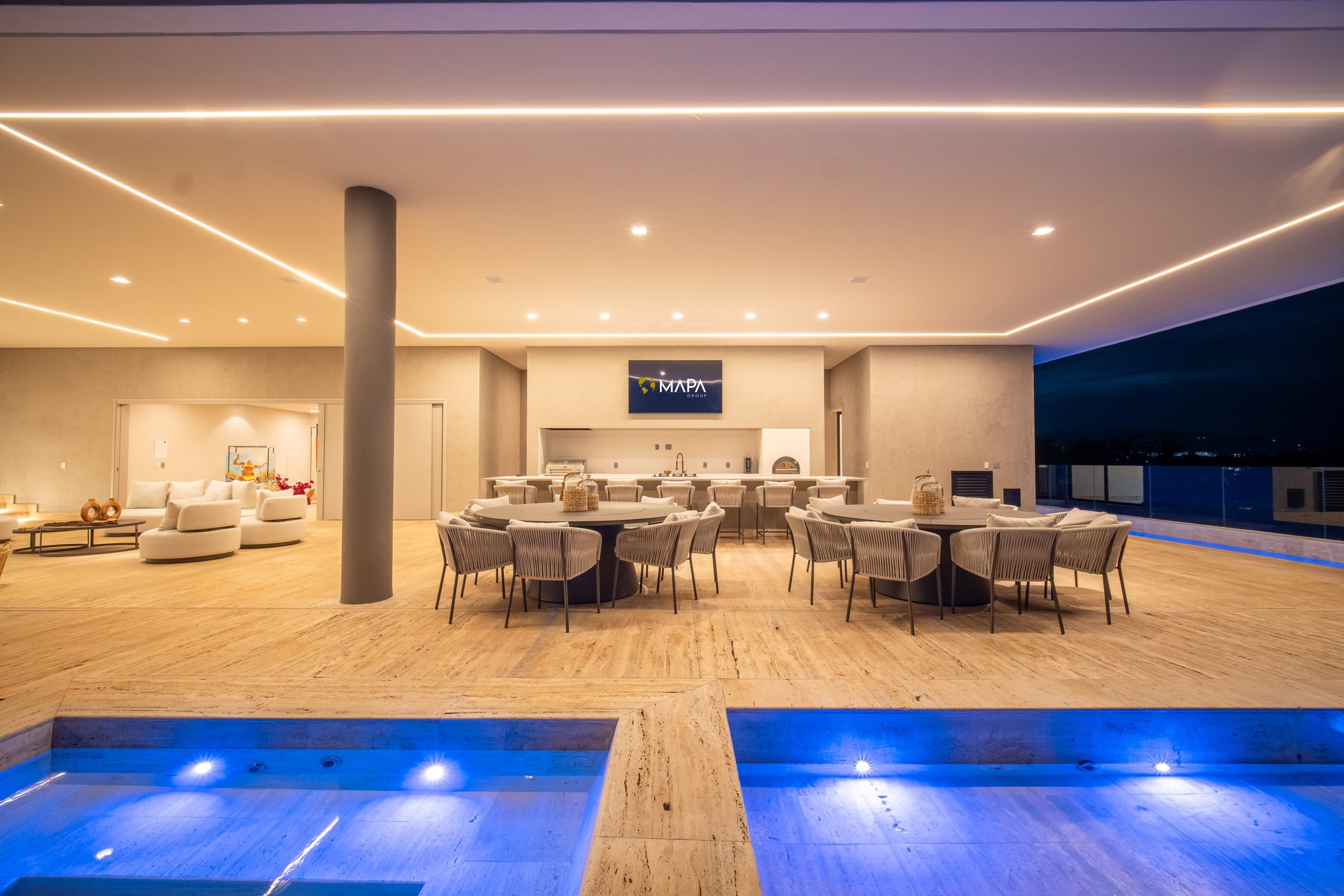 Casa de altissimo padrão em alphaville. Implantada no Tamboré 2, esta residência nasce para redefinir o viver contemporâneo: volumes puros, integração total com a natureza e uma atmosfera de sofisticação em cada detalhe. Com mais de 3.000 m² de terreno, pé-direito duplo, transparências generosas e um desenho arquitetônico pensado para acolher a luz, a Cristal oferece espaços que unem arte, conforto e funcionalidade. Cristal. Mais que uma casa, um ícone do alto padrão. Area Gourmet