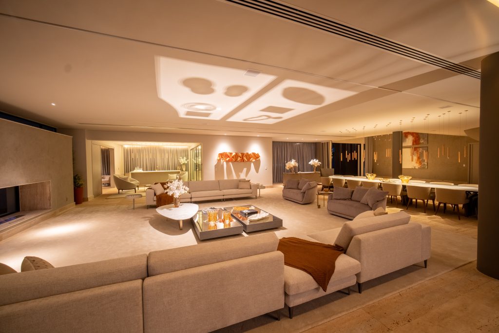 Casa de altissimo padrão em alphaville. Implantada no Tamboré 2, esta residência nasce para redefinir o viver contemporâneo: volumes puros, integração total com a natureza e uma atmosfera de sofisticação em cada detalhe. Com mais de 3.000 m² de terreno, pé-direito duplo, transparências generosas e um desenho arquitetônico pensado para acolher a luz, a Cristal oferece espaços que unem arte, conforto e funcionalidade. Cristal. Mais que uma casa, um ícone do alto padrão. Sala intima. Living. Jantar. estilos de decoração contemporâneo