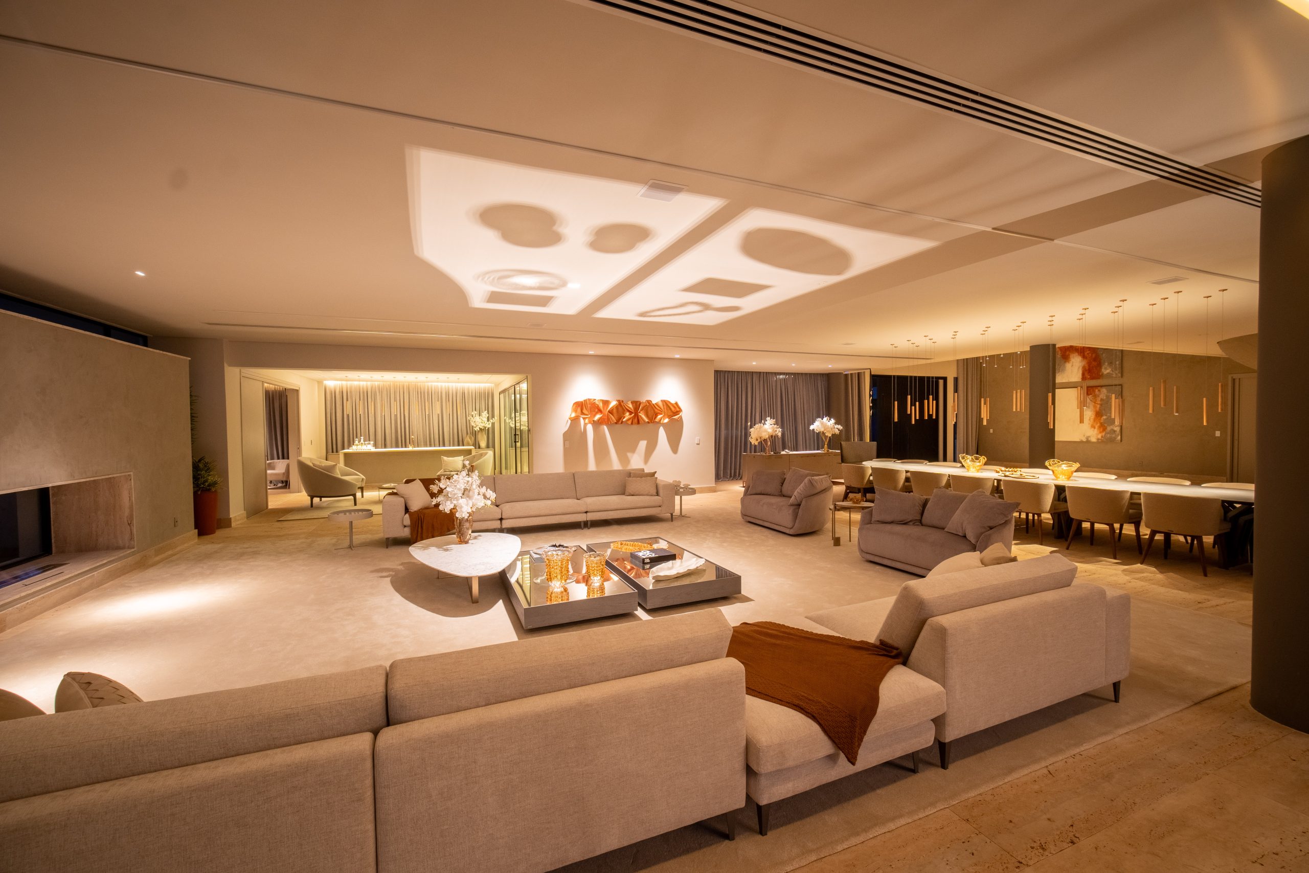 Casa de altissimo padrão em alphaville. Implantada no Tamboré 2, esta residência nasce para redefinir o viver contemporâneo: volumes puros, integração total com a natureza e uma atmosfera de sofisticação em cada detalhe. Com mais de 3.000 m² de terreno, pé-direito duplo, transparências generosas e um desenho arquitetônico pensado para acolher a luz, a Cristal oferece espaços que unem arte, conforto e funcionalidade. Cristal. Mais que uma casa, um ícone do alto padrão. Sala intima. Living. Jantar. estilos de decoração contemporâneo