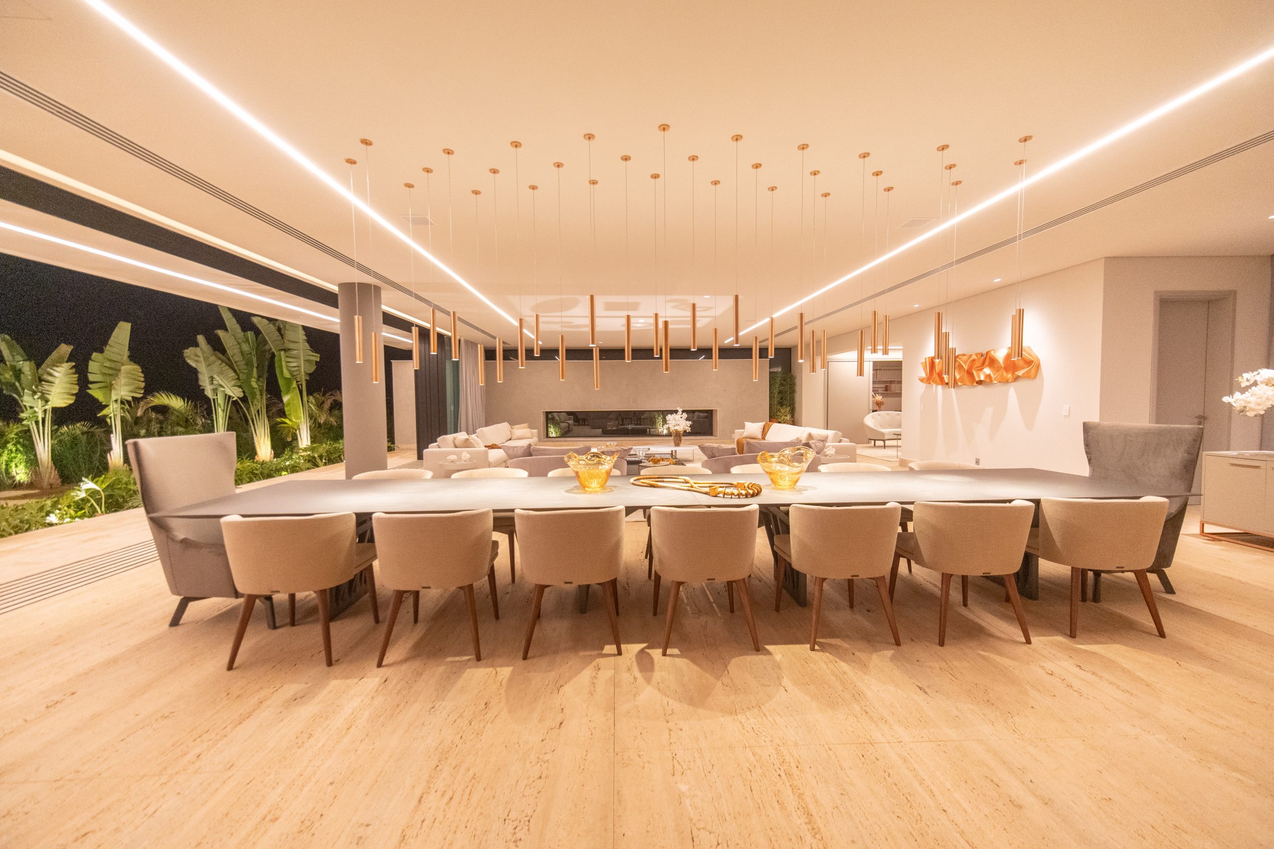 Casa de altissimo padrão em alphaville. Implantada no Tamboré 2, esta residência nasce para redefinir o viver contemporâneo: volumes puros, integração total com a natureza e uma atmosfera de sofisticação em cada detalhe. Com mais de 3.000 m² de terreno, pé-direito duplo, transparências generosas e um desenho arquitetônico pensado para acolher a luz, a Cristal oferece espaços que unem arte, conforto e funcionalidade. Cristal. Mais que uma casa, um ícone do alto padrão. Jantar