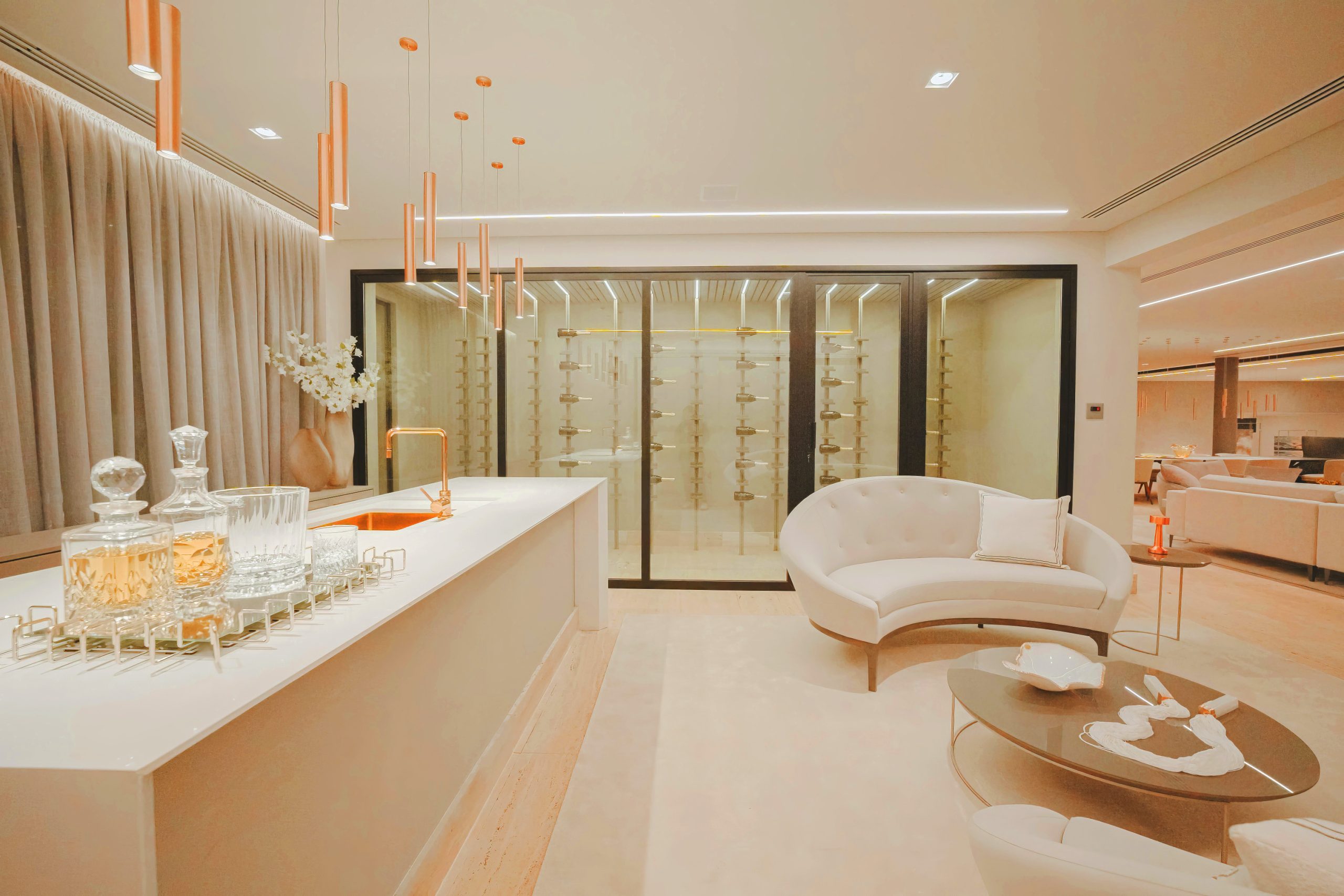 Casa de altissimo padrão em alphaville. Implantada no Tamboré 2, esta residência nasce para redefinir o viver contemporâneo: volumes puros, integração total com a natureza e uma atmosfera de sofisticação em cada detalhe. Com mais de 3.000 m² de terreno, pé-direito duplo, transparências generosas e um desenho arquitetônico pensado para acolher a luz, a Cristal oferece espaços que unem arte, conforto e funcionalidade. Cristal. Mais que uma casa, um ícone do alto padrão. Adega e Espaço Gourmet