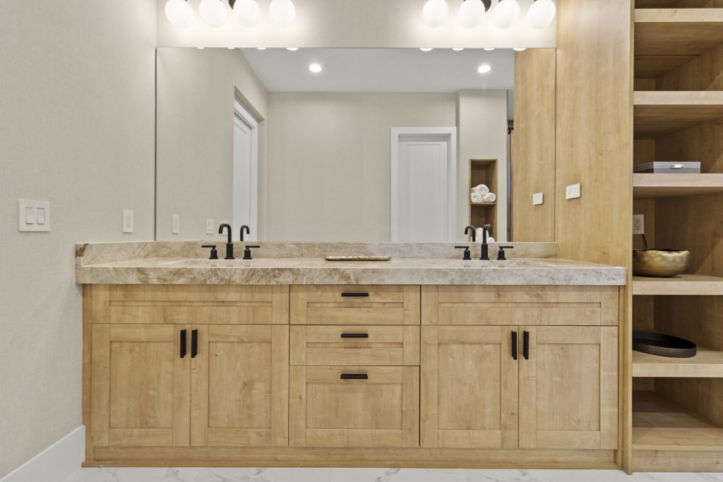 Banheiro com porta shaker madeira