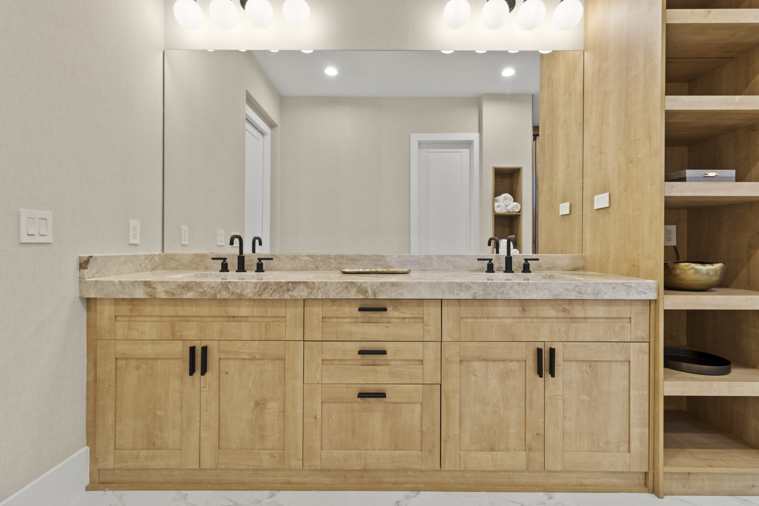 Banheiro com porta shaker madeira